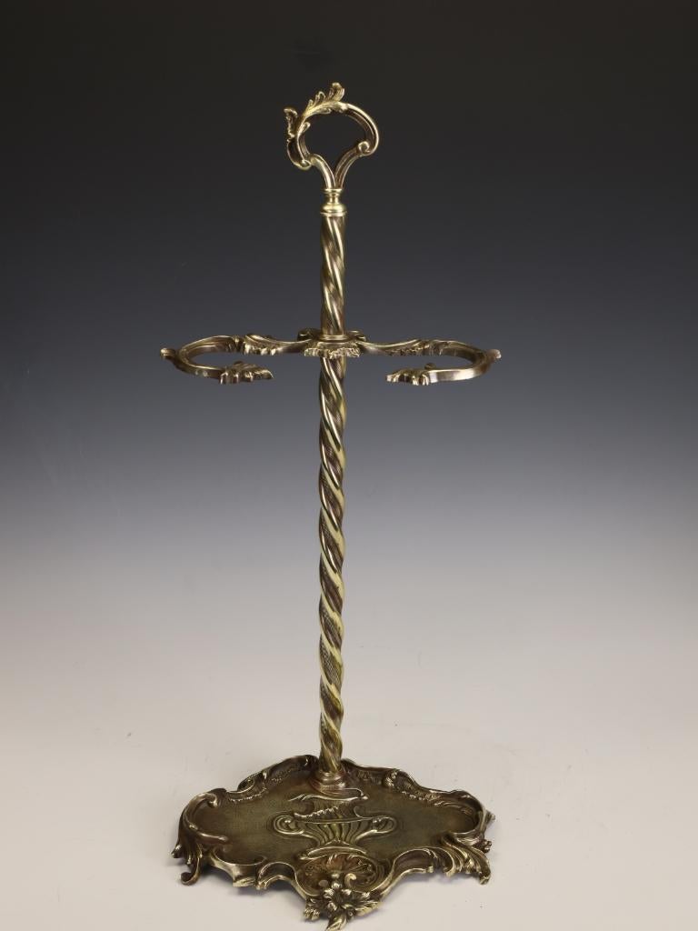 Un raffinato portacandele o portacanne in ottone del XIX secolo in stile rococò.

Un elegante e decorativo supporto in ottone, progettato per bastoni o bastoncini da camino, risalente alla metà o alla fine del XIX secolo. Questo splendido pezzo fuso