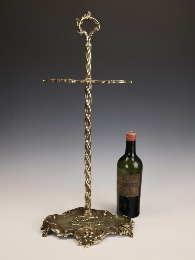 Francese Raffinato bastone o bastone da camino in ottone del XIX secolo in stile Rococò Revival in vendita