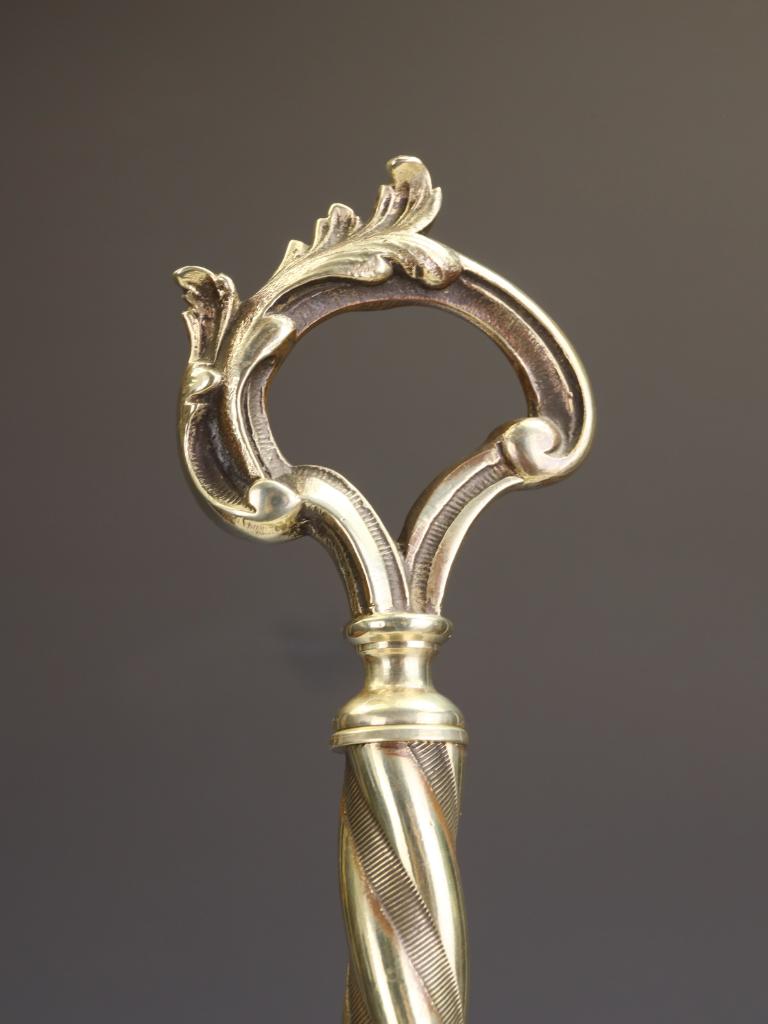 Raffinato bastone o bastone da camino in ottone del XIX secolo in stile Rococò Revival in vendita 4