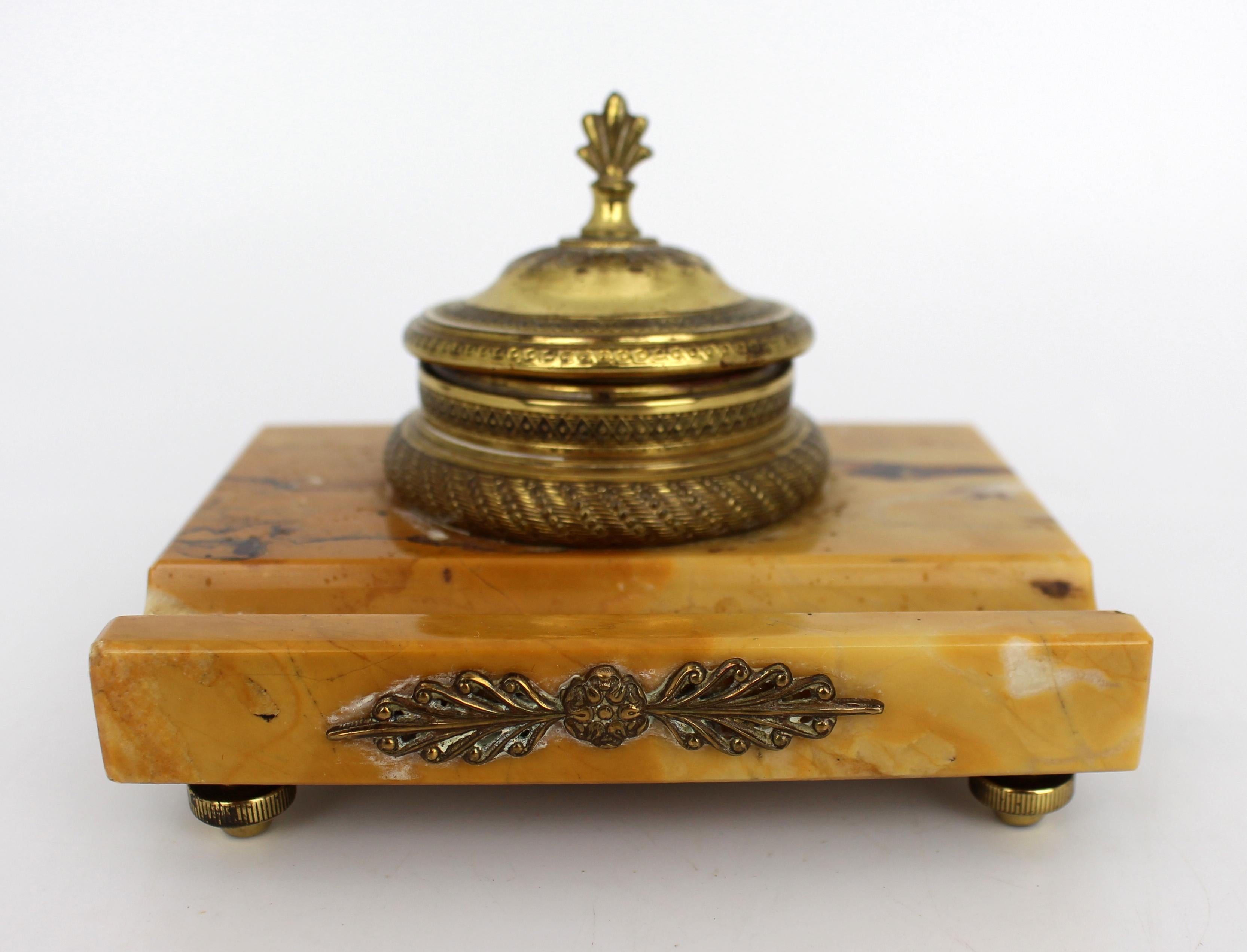 Encrier russe du XIXe siècle en marbre de Sienne et bronze doré
Encrier russe de belle qualité datant de la fin du XIXe siècle, réalisé en marbre de Sienne richement veiné et monté en bronze doré (ormolu) dans le goût néoclassique. Le couvercle