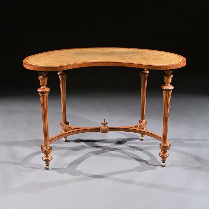A very fine satinwood and ebony inlaid mid-19th century kidney shaped writing table – side table in the manner of Gillows.
The kidney shaped top having an inset tooled leather writing surface bordered by a satinwood crossband with an ebony line