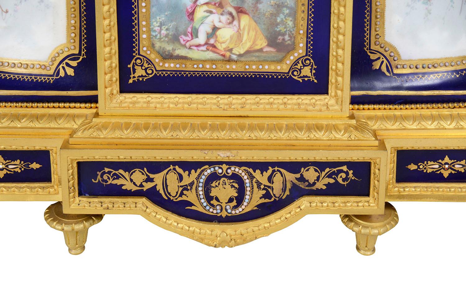 Fino reloj de chimenea estilo Sevres del siglo XIX Francés en venta