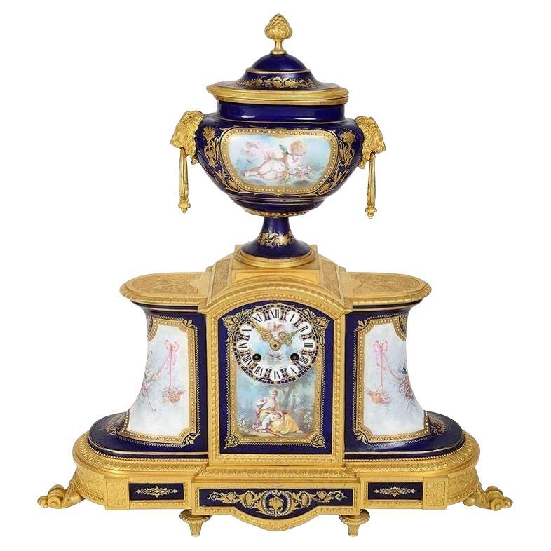 Belle horloge de cheminée du 19e siècle de style Sèvres