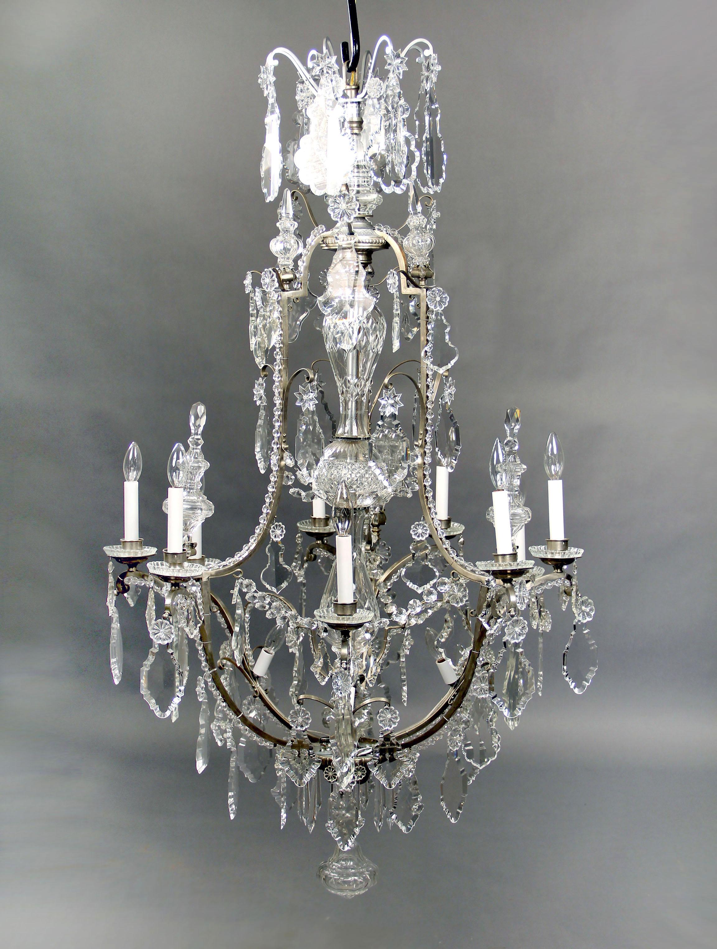 Raffinato lampadario a dodici luci in bronzo argentato e cristallo di Baccarat della fine del XIX secolo

Cristallo sfaccettato e sagomato, bracci con perline, colonne centrali e sfera in cristallo tagliato, 6 lance a gradini con nove luci