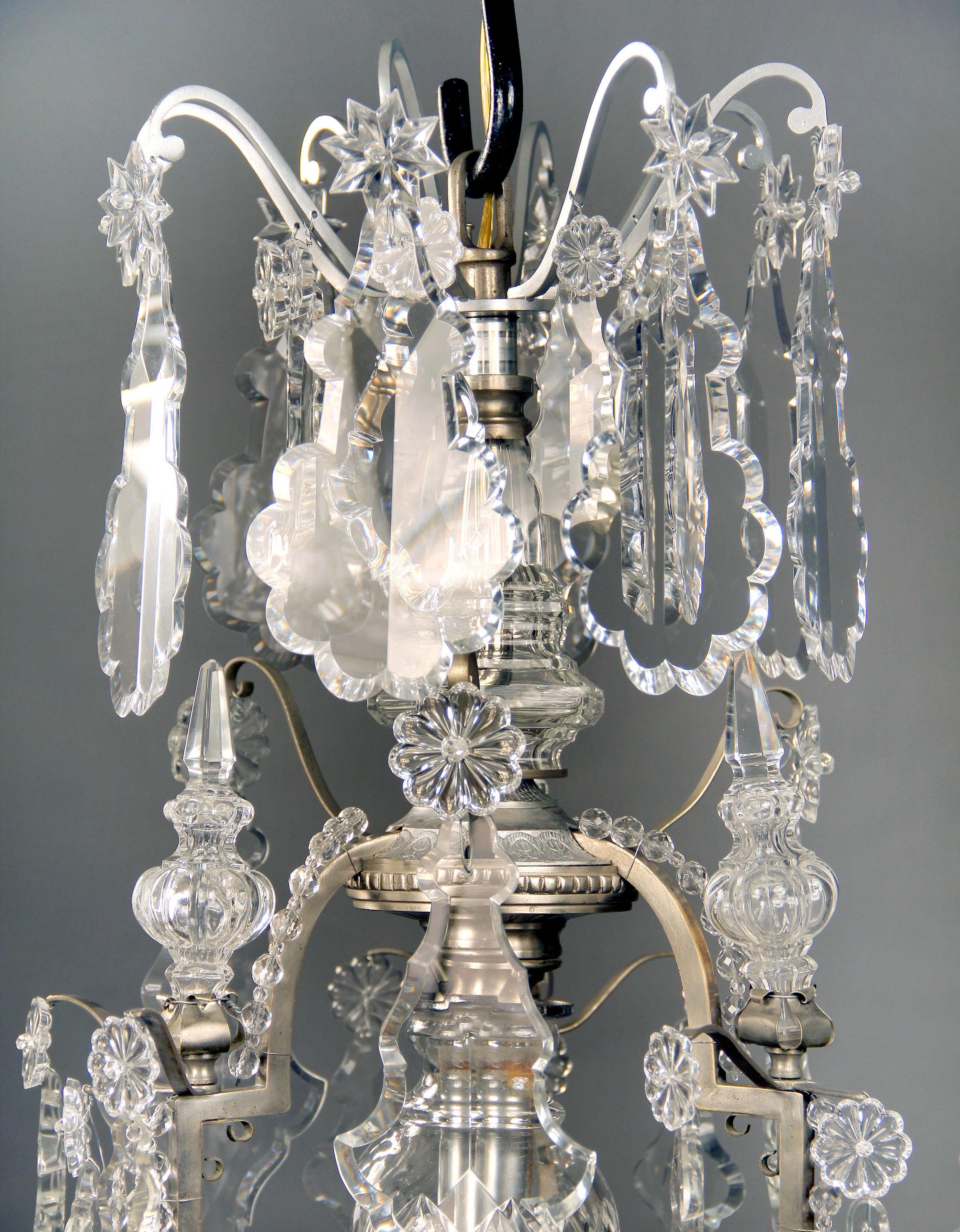 Belle Époque Raffinato lampadario a dodici luci in bronzo argentato e cristallo di Baccarat del XIX secolo in vendita