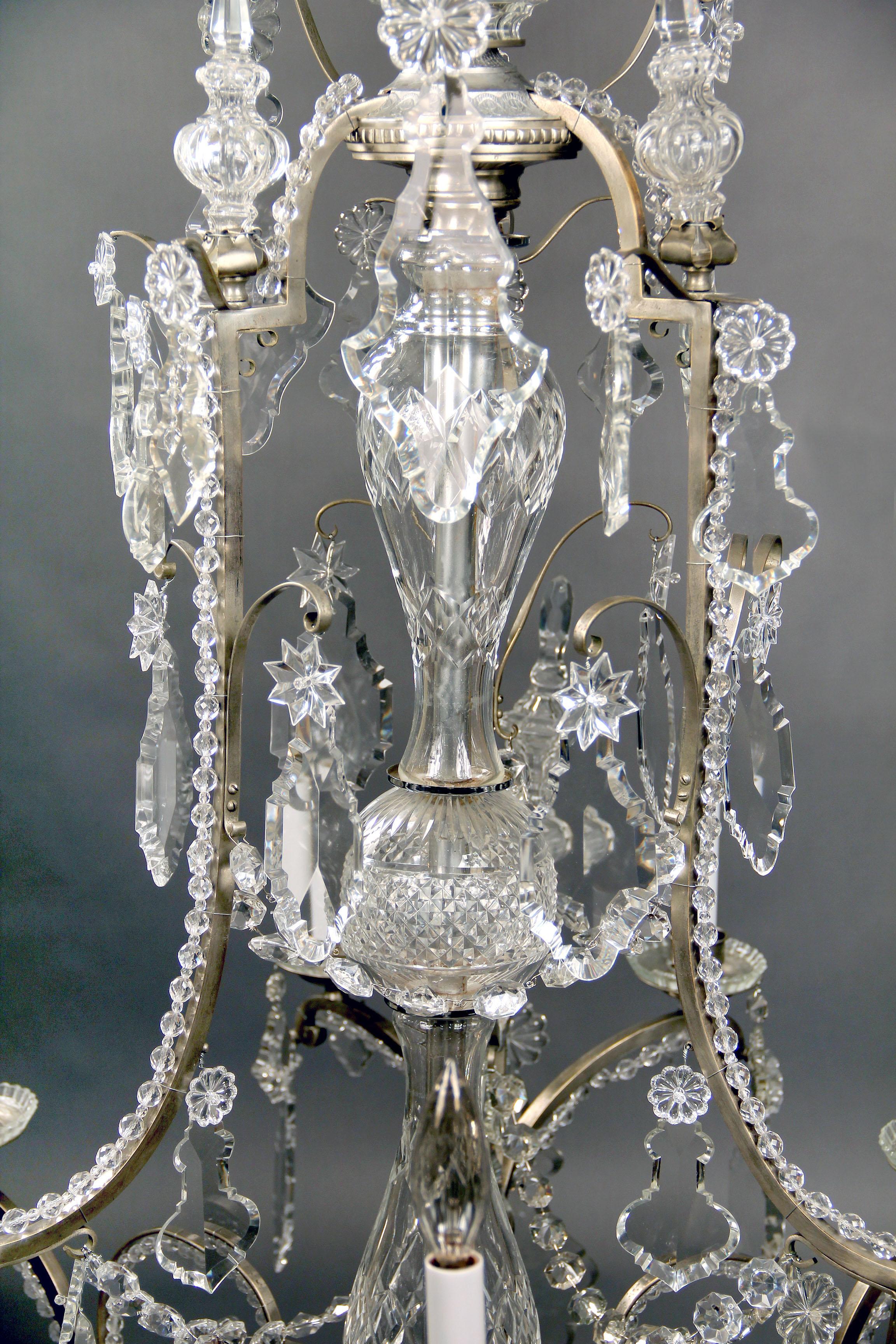 Francese Raffinato lampadario a dodici luci in bronzo argentato e cristallo di Baccarat del XIX secolo in vendita