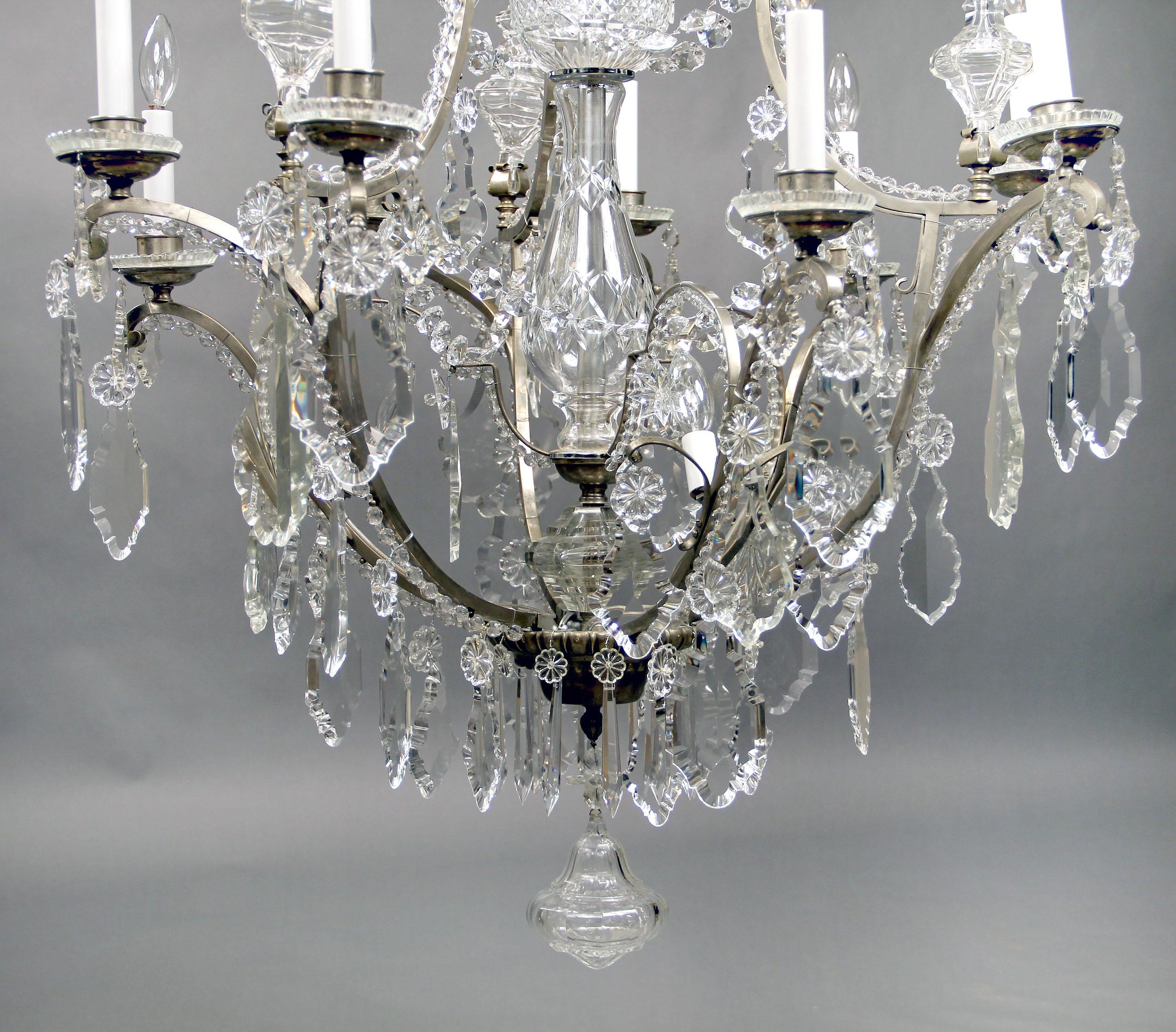 Argentato Raffinato lampadario a dodici luci in bronzo argentato e cristallo di Baccarat del XIX secolo in vendita