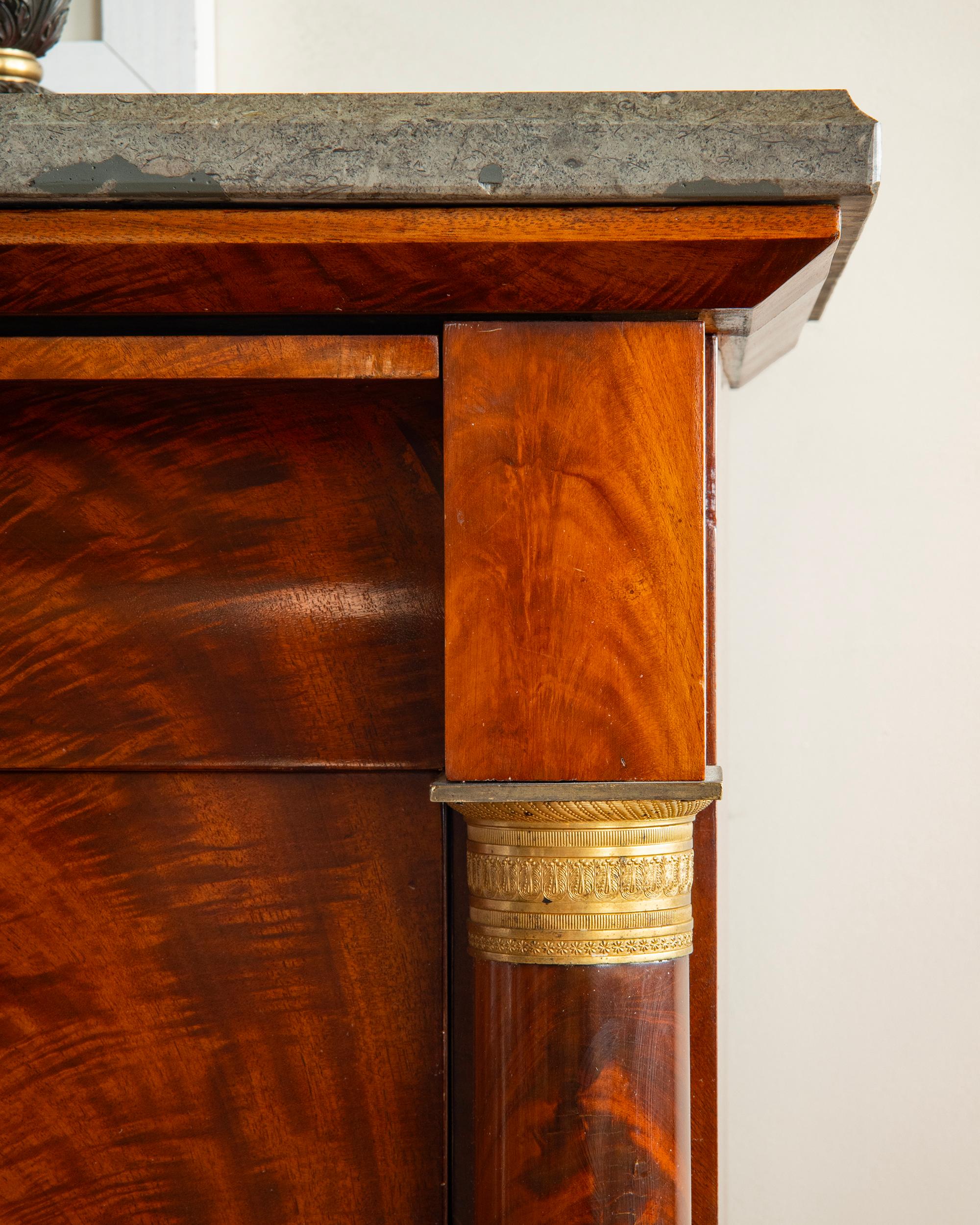 Ottone Pregevole commode in mogano dell'Impero svedese del XIX secolo in vendita