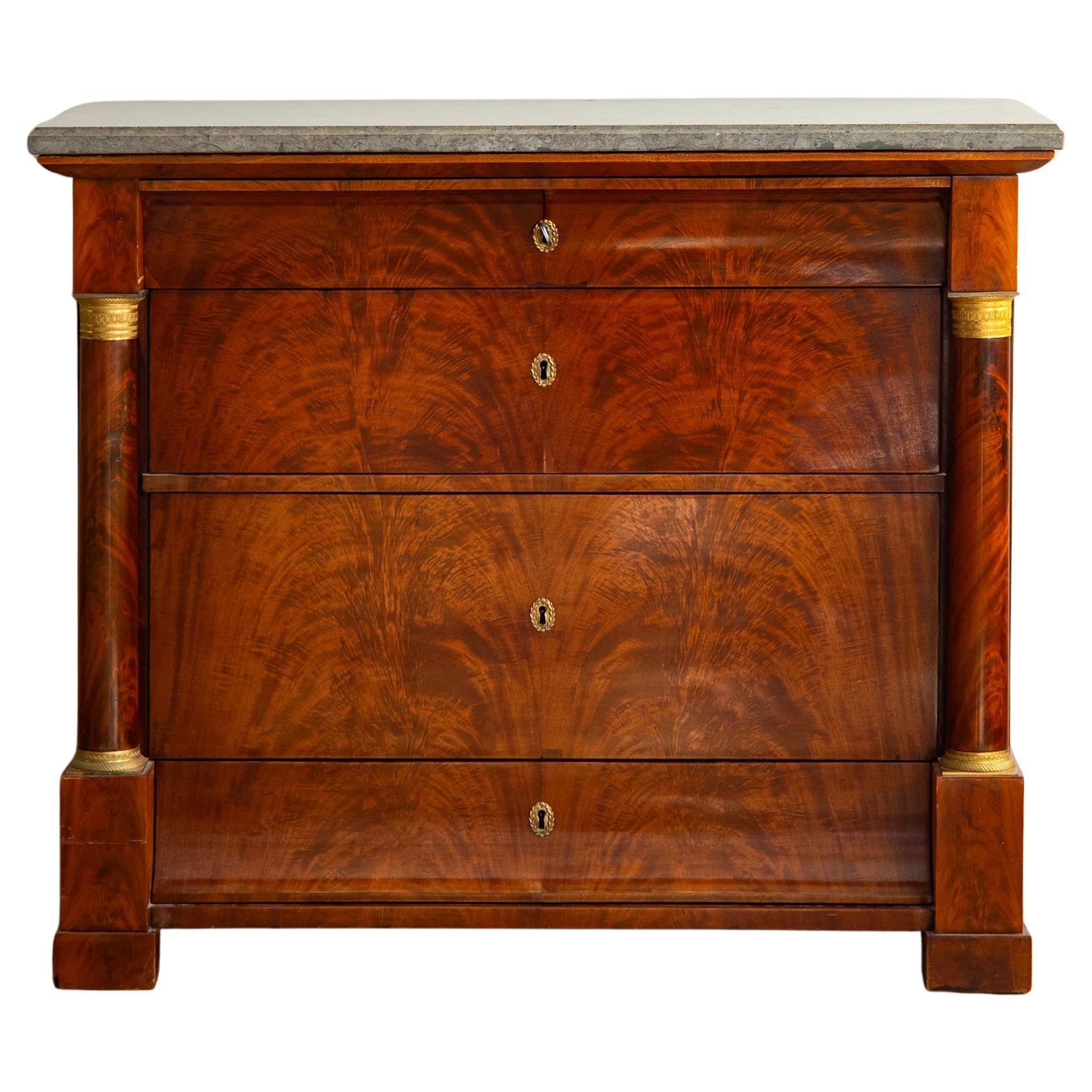 Pregevole commode in mogano dell'Impero svedese del XIX secolo