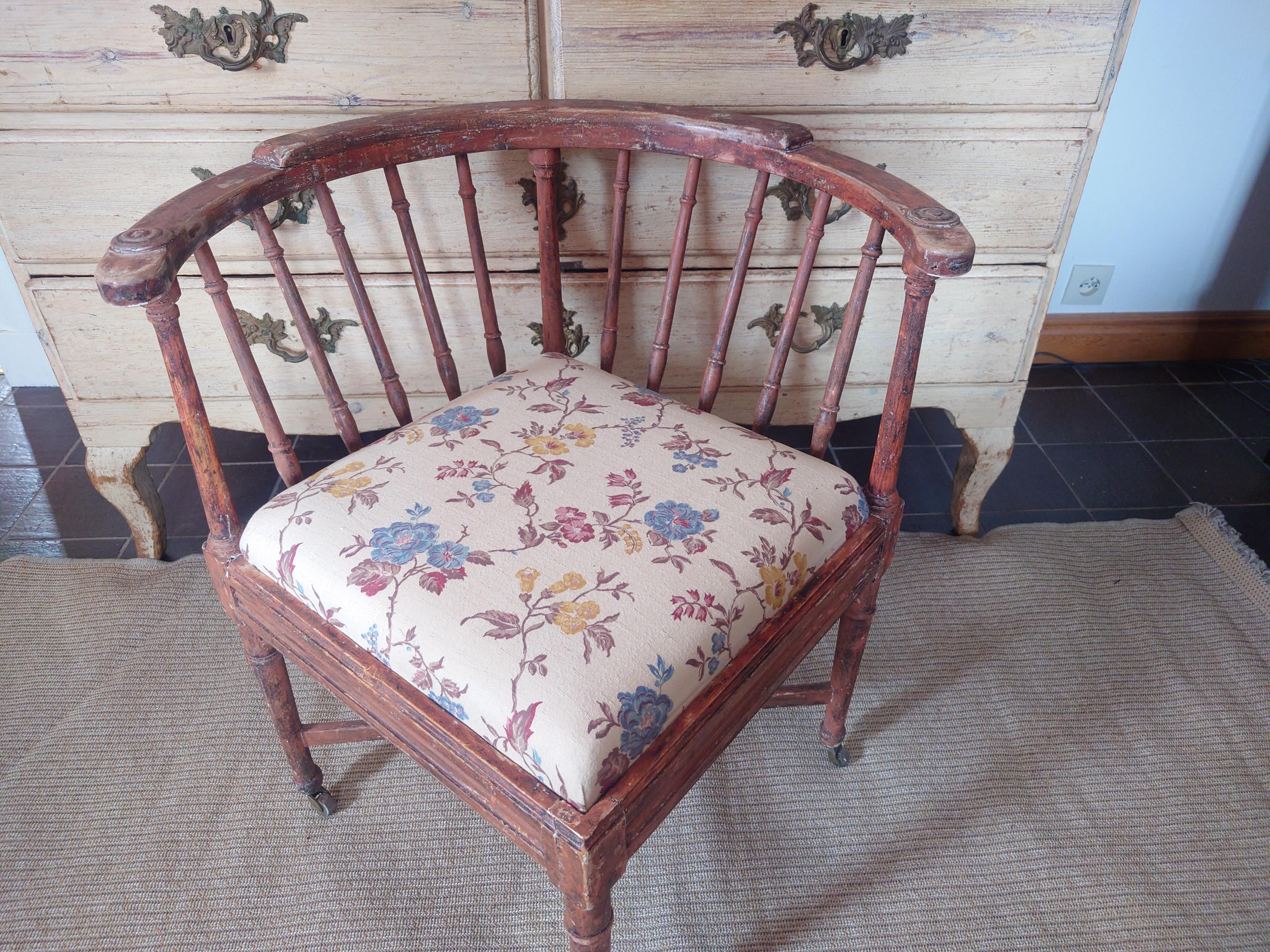 Fino sillón sueco Gustavian Corner del siglo XIX con pintura original en venta 5