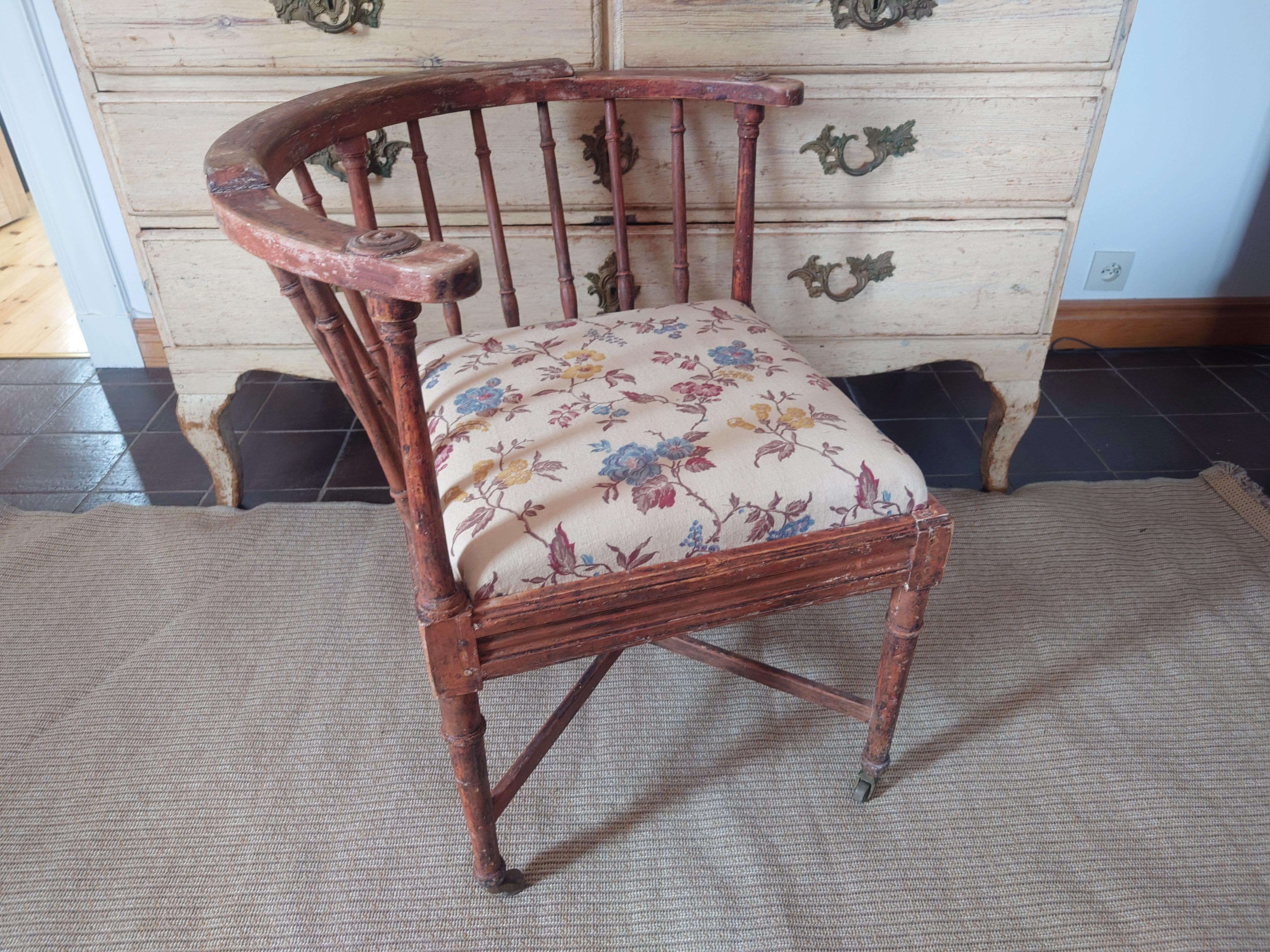 Fino sillón sueco Gustavian Corner del siglo XIX con pintura original en venta 6