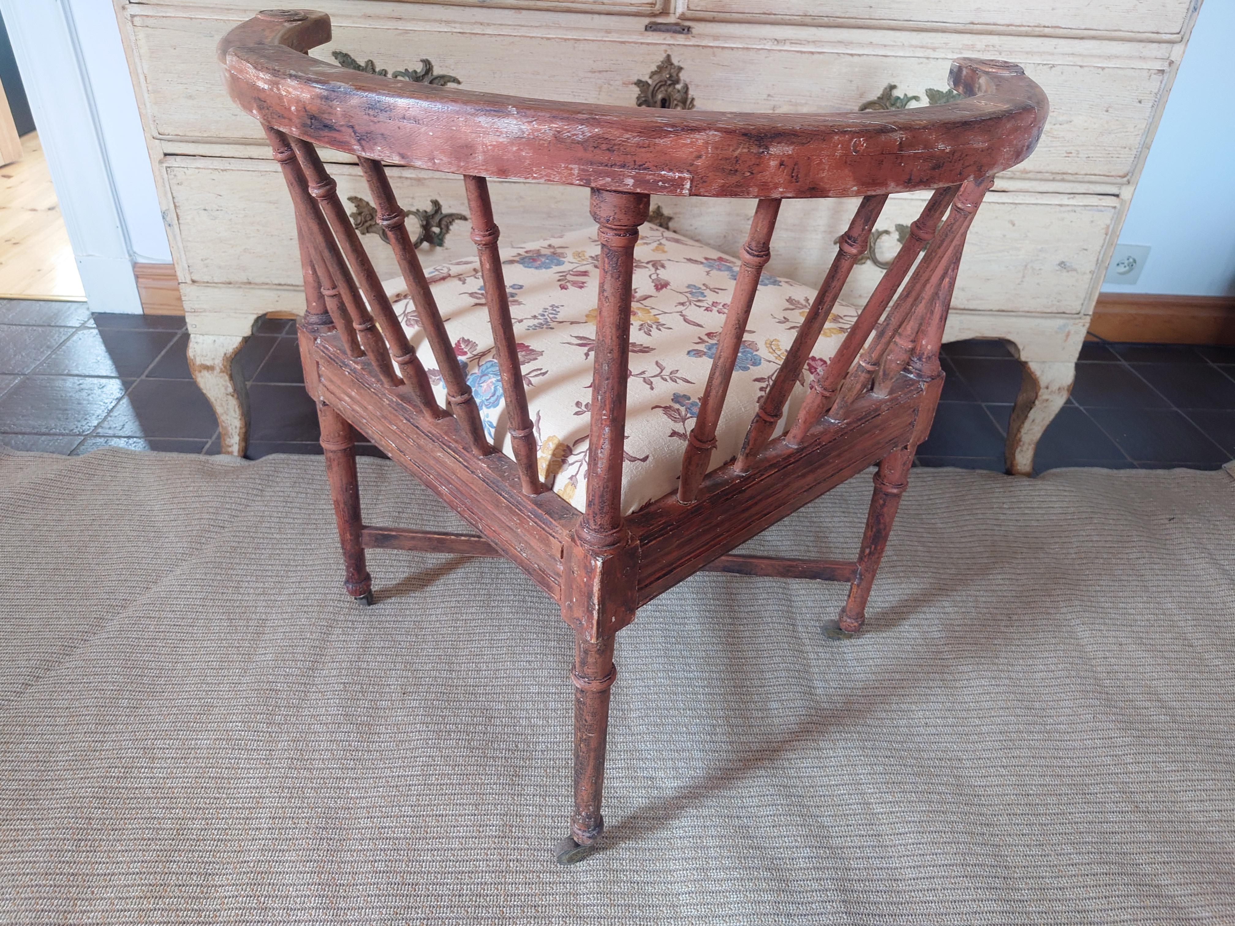 Fino sillón sueco Gustavian Corner del siglo XIX con pintura original en venta 7