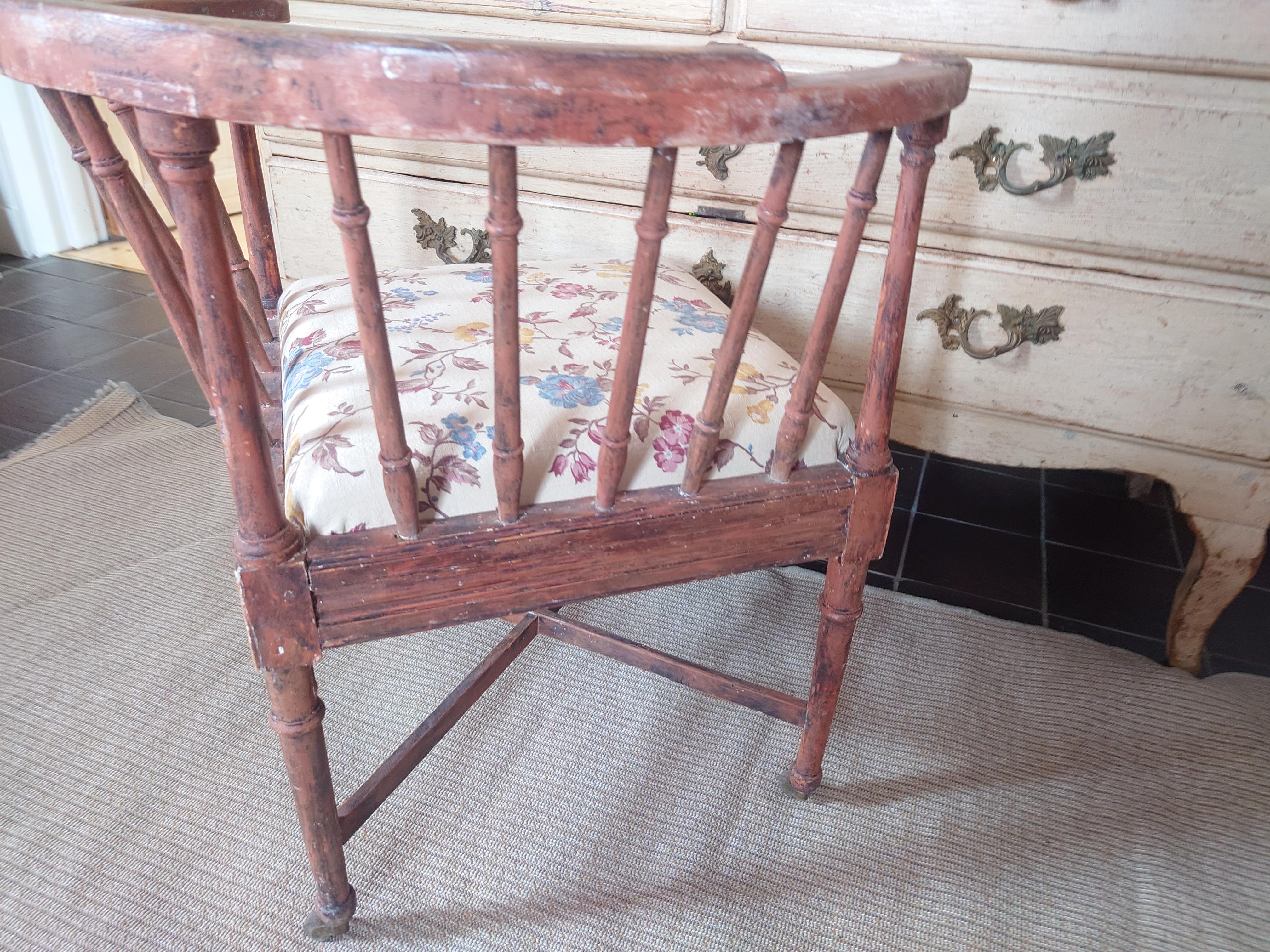 Fino sillón sueco Gustavian Corner del siglo XIX con pintura original en venta 8