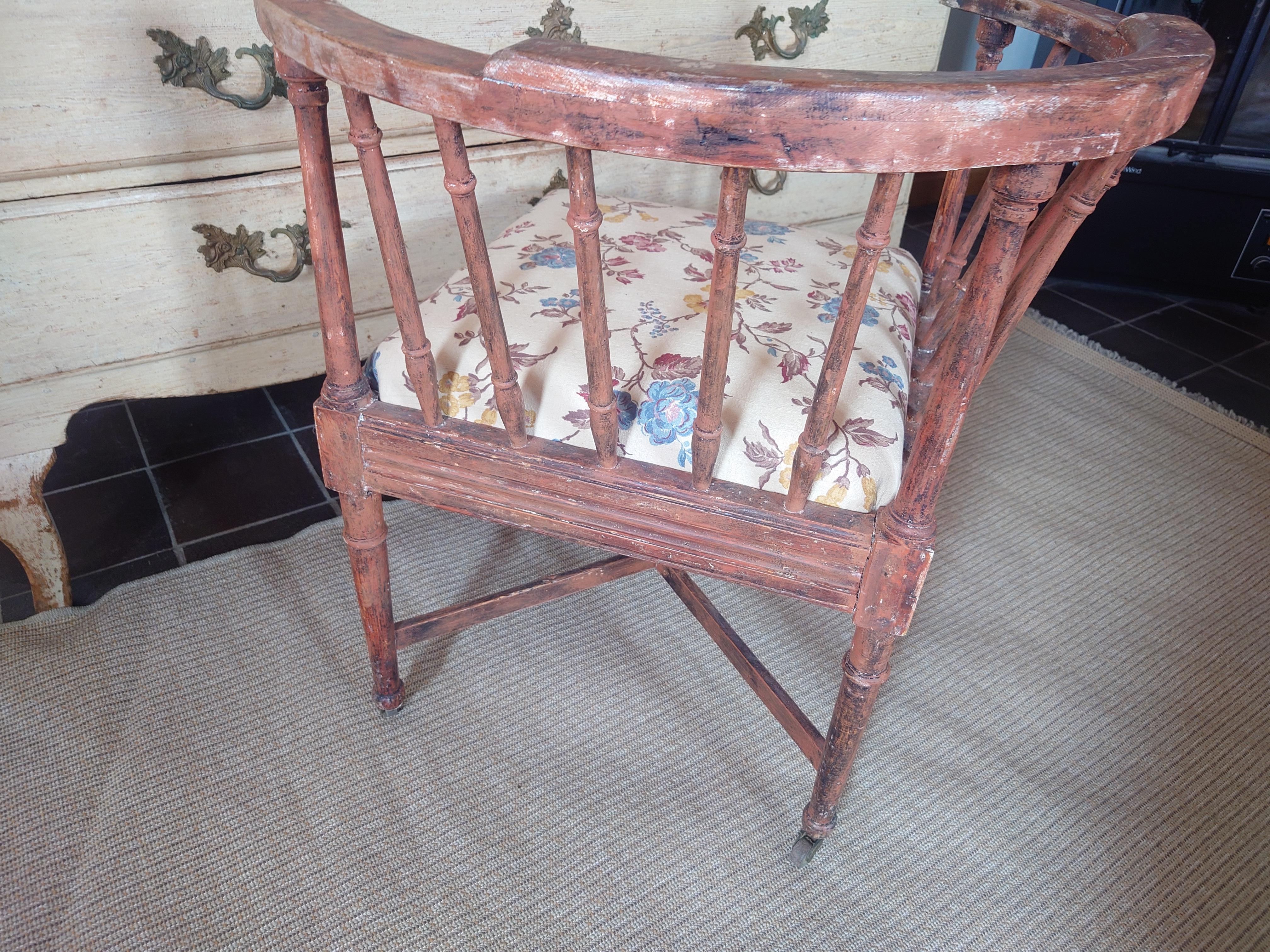 Fino sillón sueco Gustavian Corner del siglo XIX con pintura original en venta 9