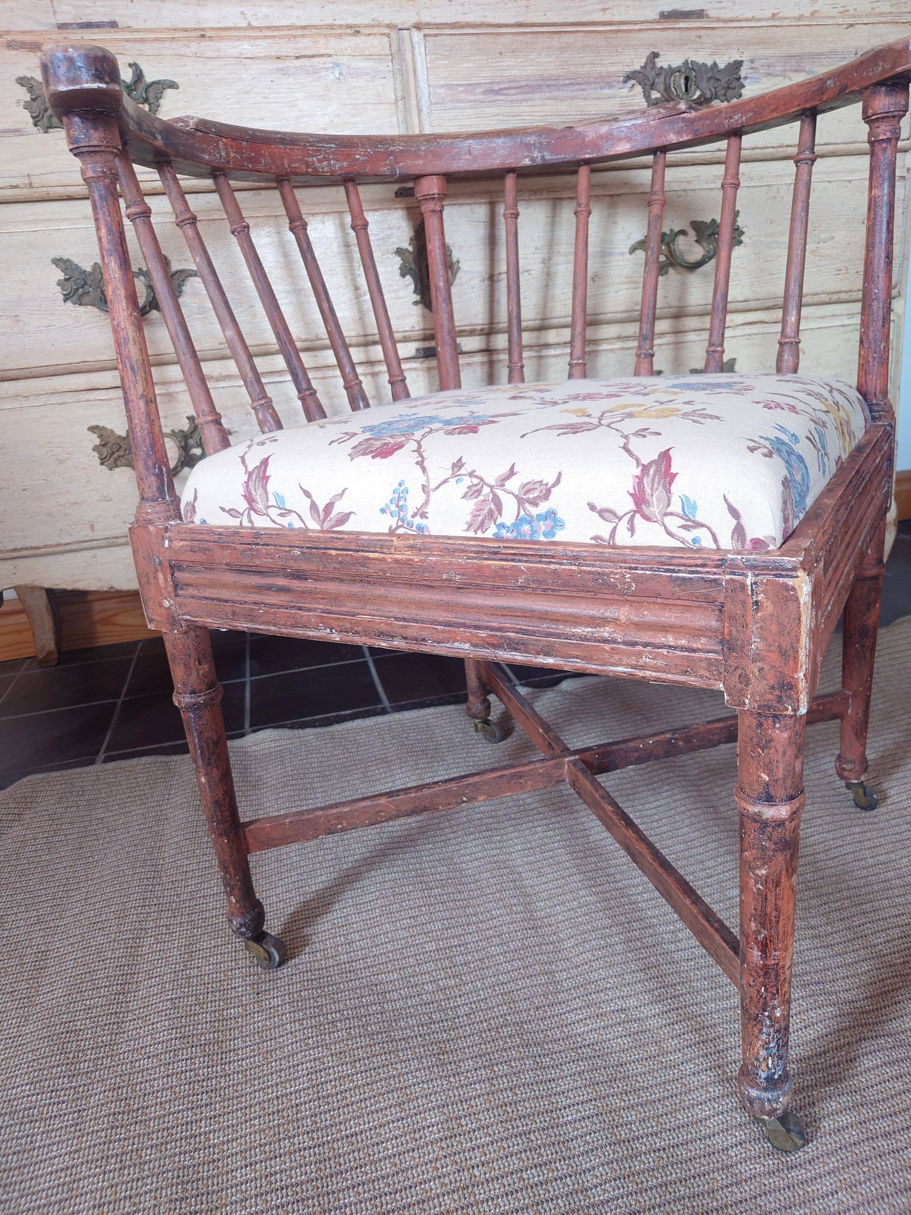 Fino sillón sueco Gustavian Corner del siglo XIX con pintura original Tallado a mano en venta