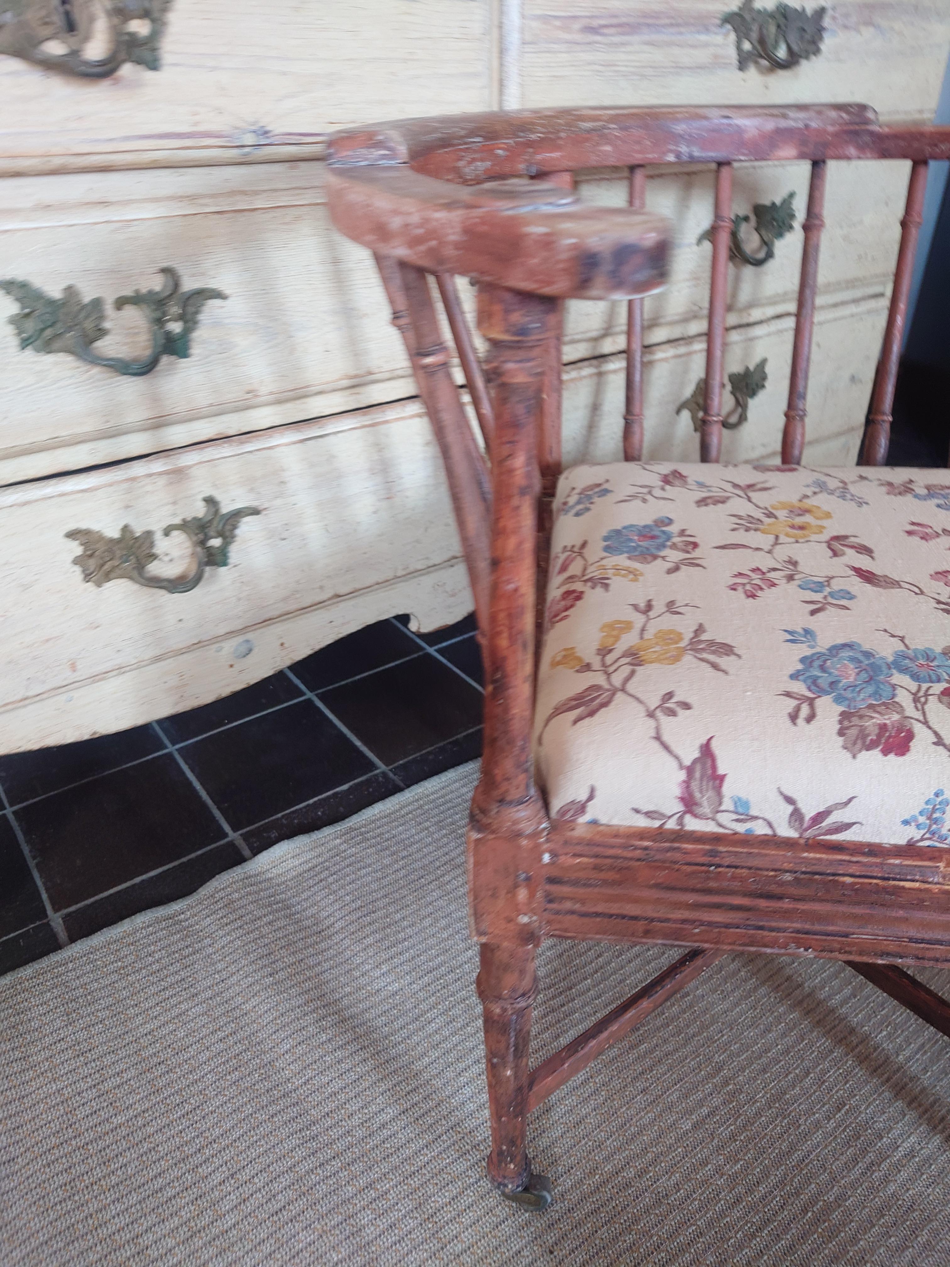 Fino sillón sueco Gustavian Corner del siglo XIX con pintura original en venta 2