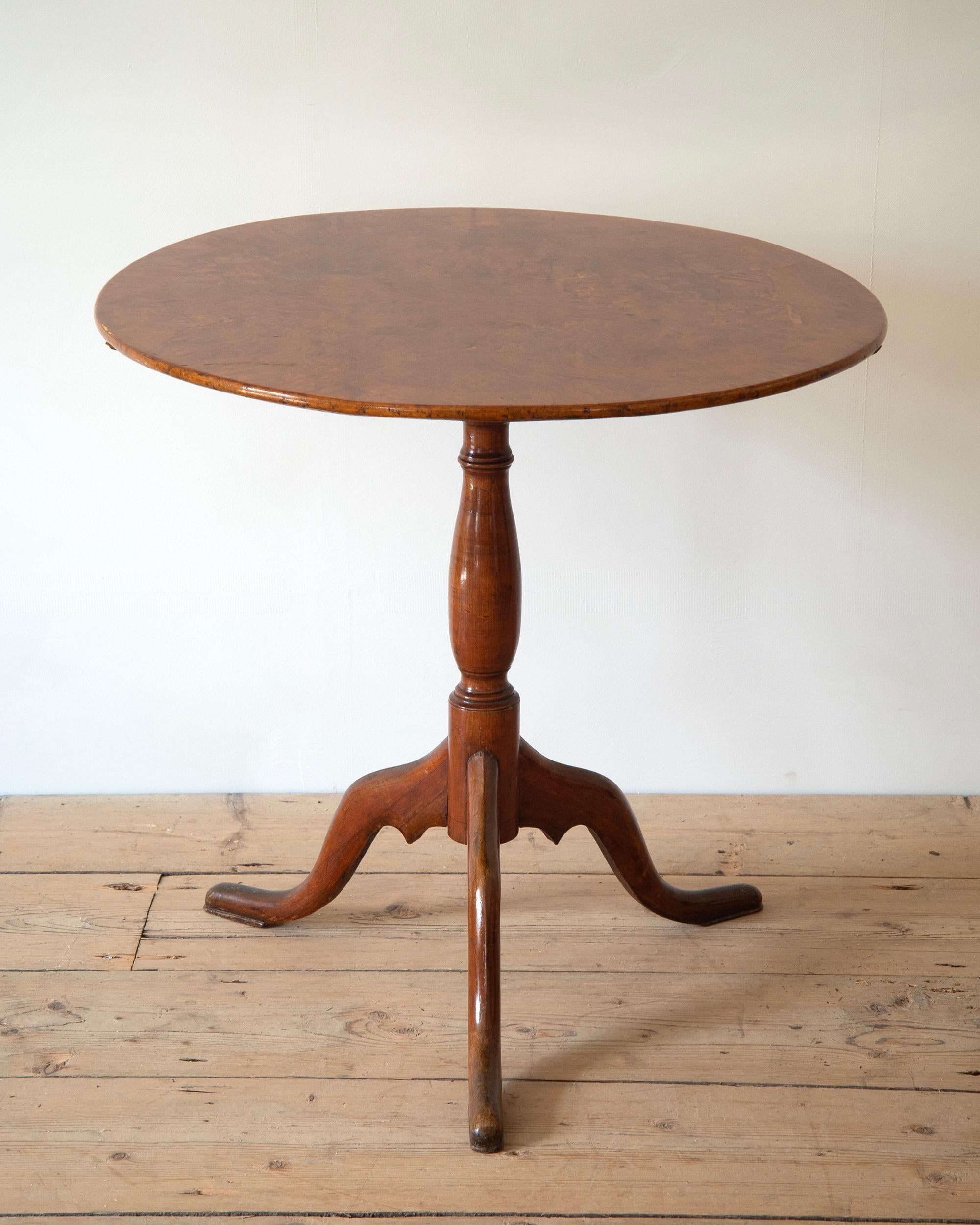Fine 19th century Swedish tilt-top table in alder root from the Gustavian period. Ca 1810 Sweden. 
