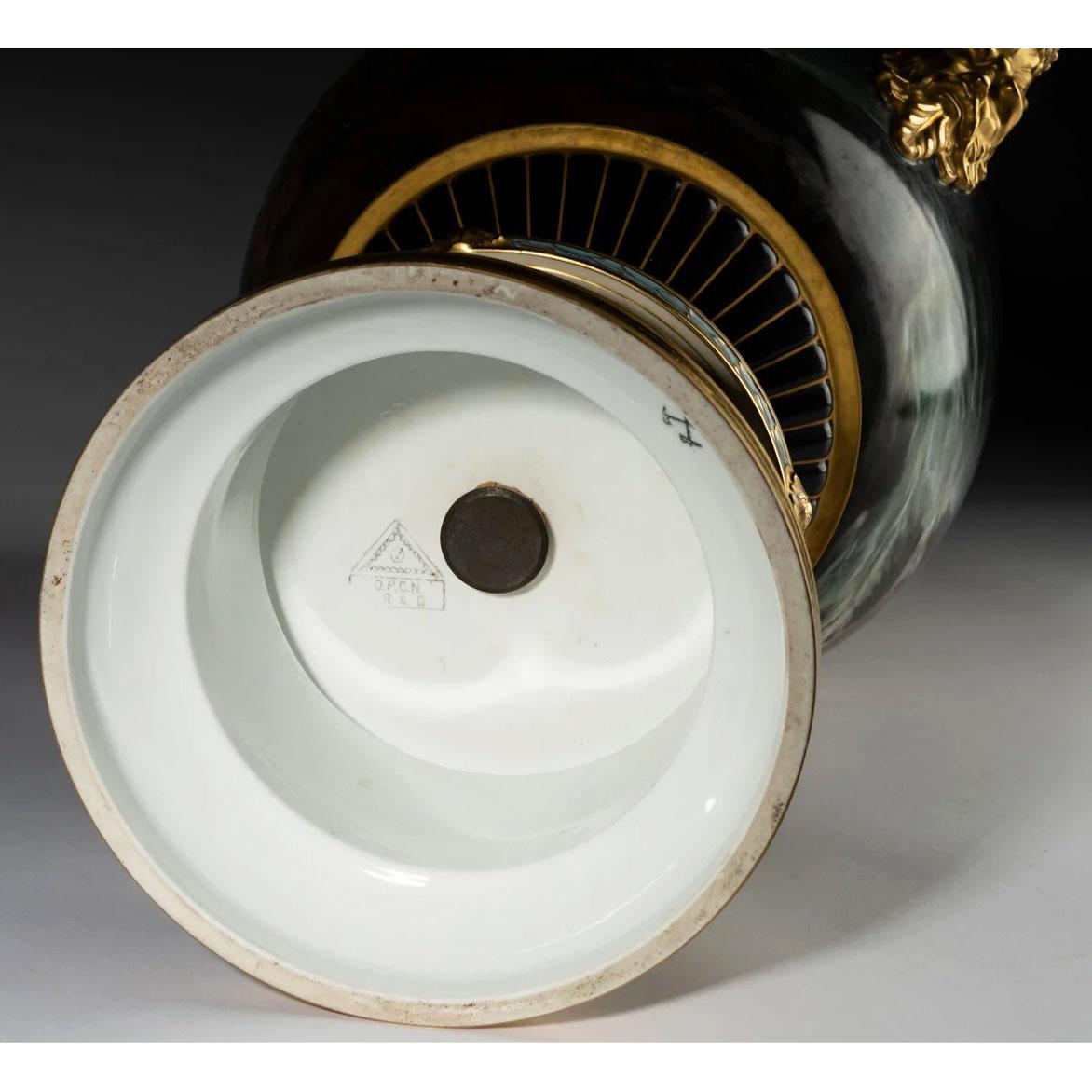 Vase en porcelaine de style viennois du 19ème siècle « Recherche d'amour » par Pirkenhammer  en vente 10
