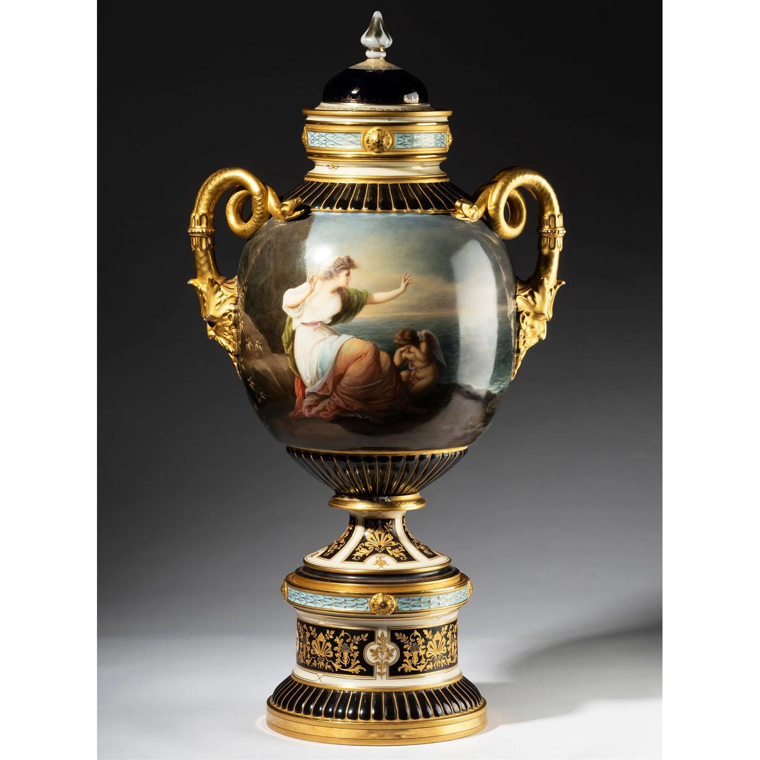 Très beau et impressionnant vase en porcelaine de Pirkenhammer de style viennois néoclassique du XIXe siècle - Urne. Le corps de forme ovoïde finement peint tout autour de scènes allégoriques représentant 
