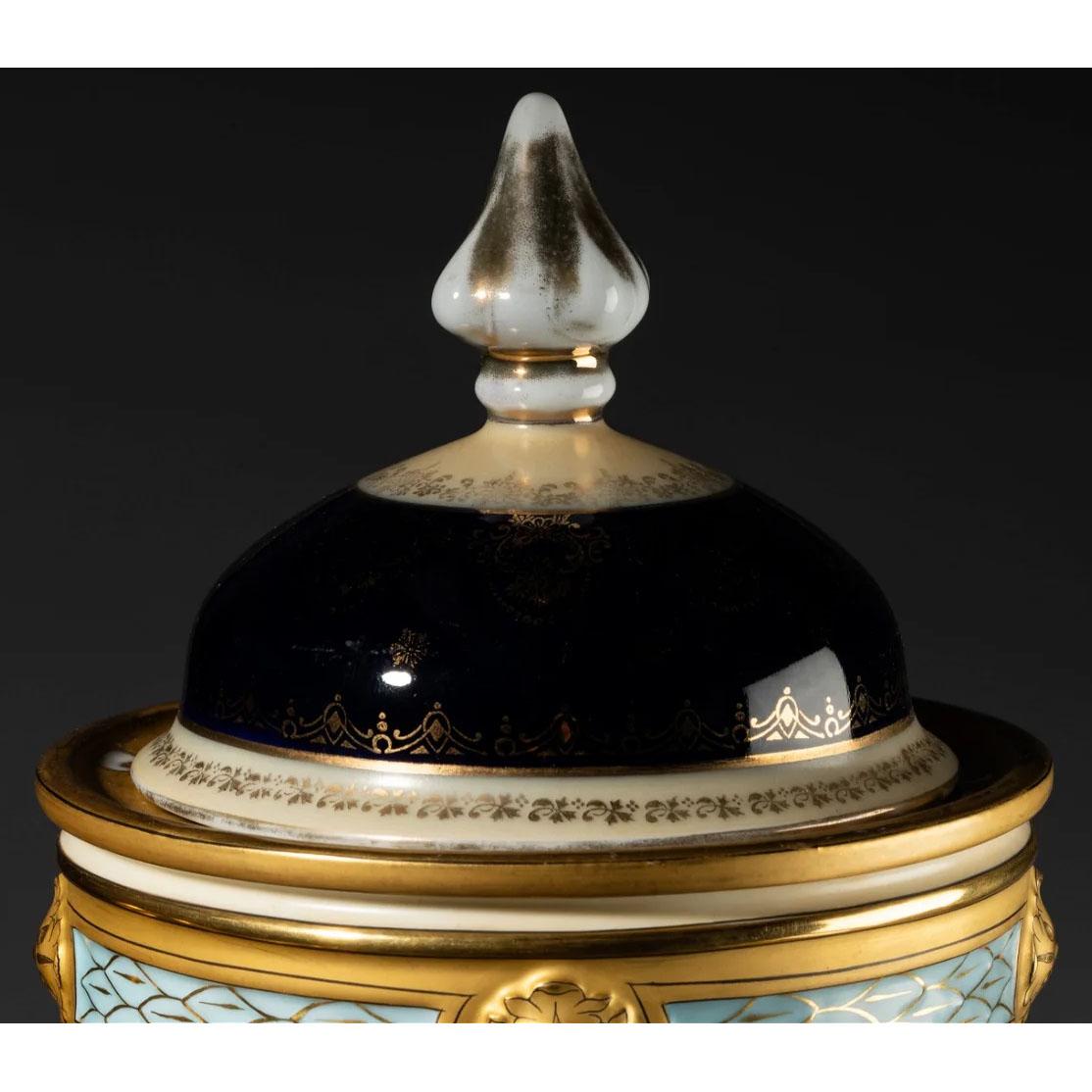 Tchèque Vase en porcelaine de style viennois du 19ème siècle « Recherche d'amour » par Pirkenhammer  en vente