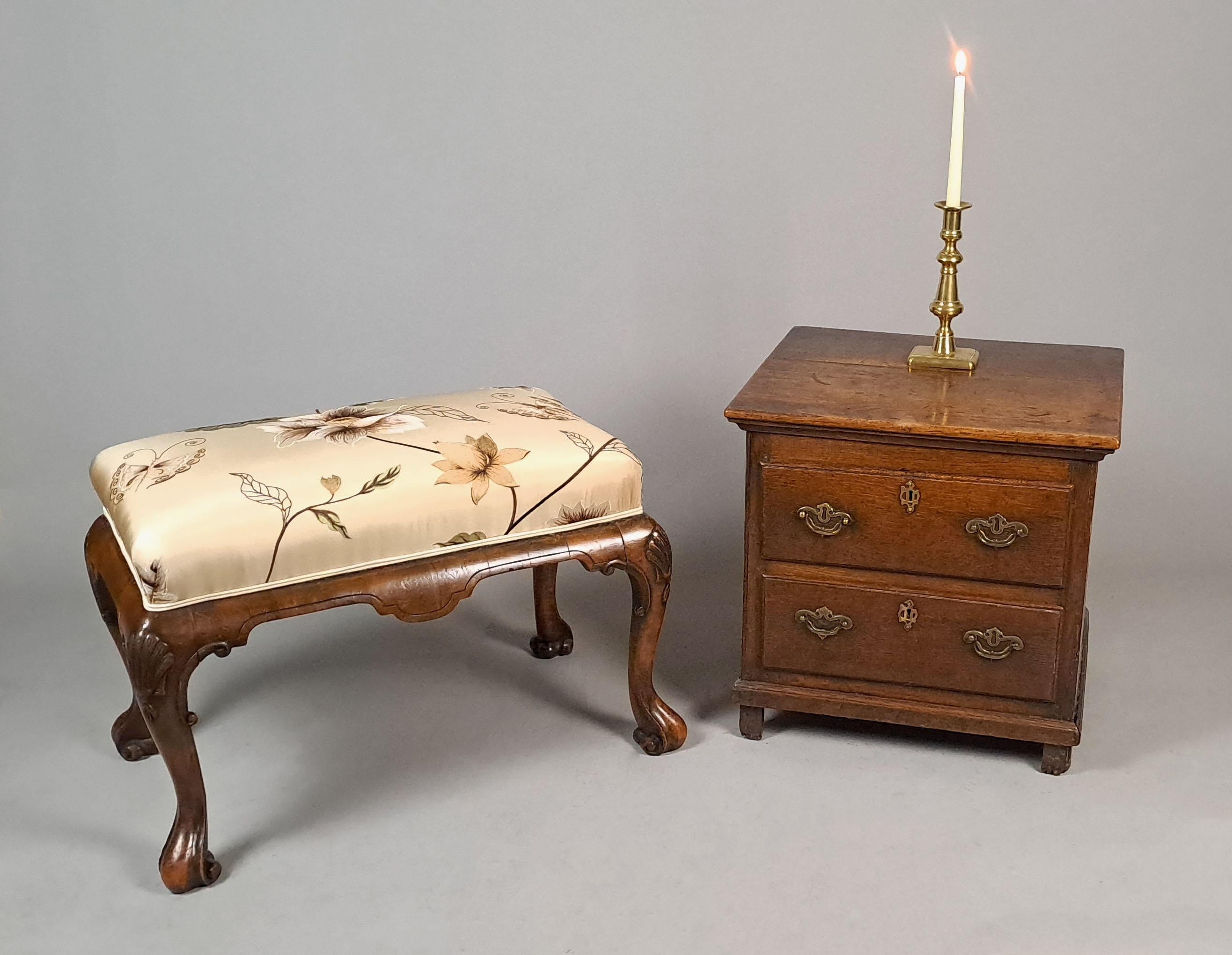 Fino escabel de nogal del siglo XIX c. 1870 en venta 2