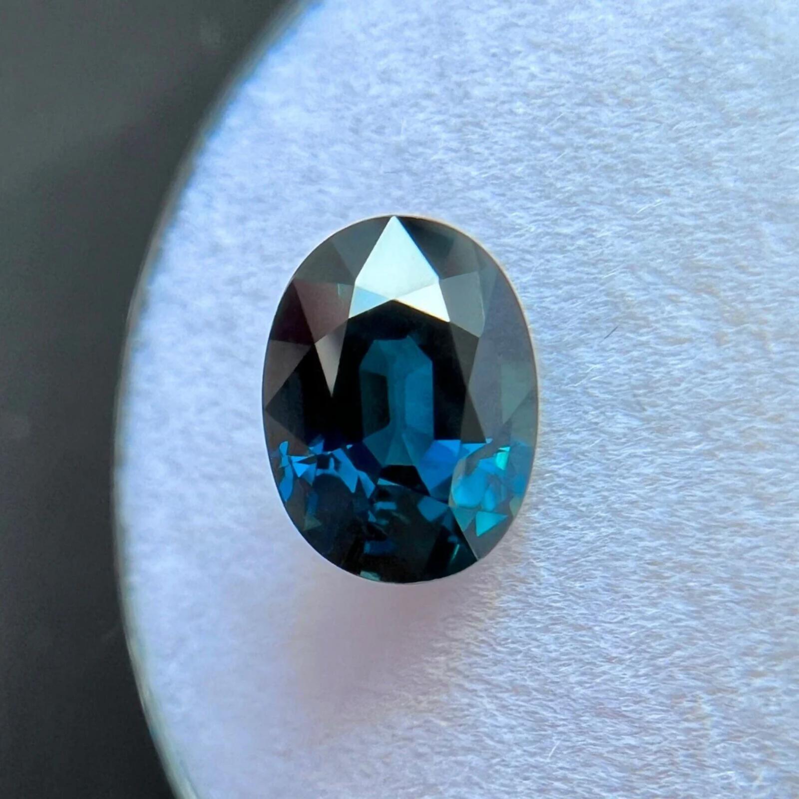 Gema suelta de zafiro azul profundo verde natural de 2,14 ct, talla oval 8,5x6,2 mm en venta 1