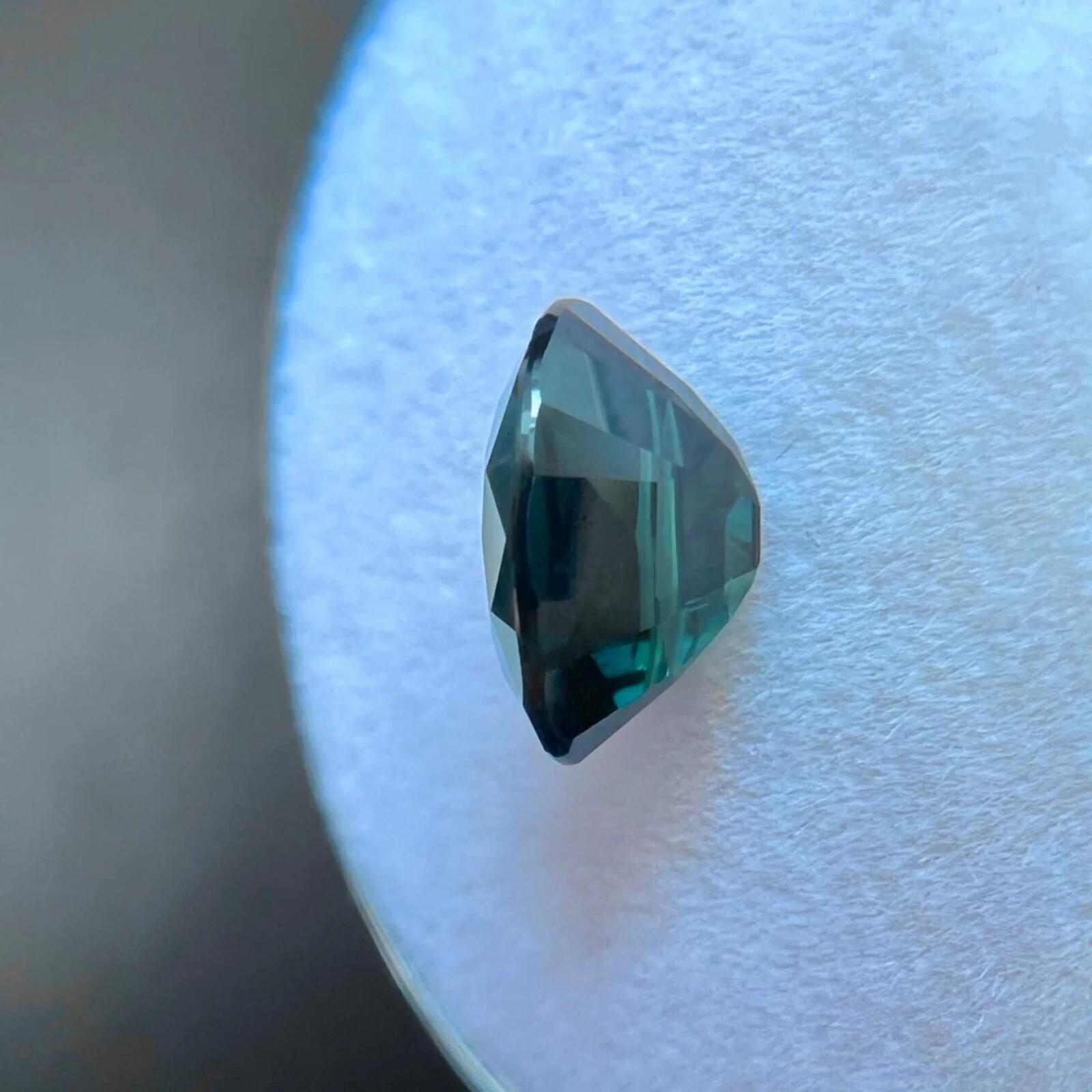 Gema suelta de zafiro azul profundo verde natural de 2,14 ct, talla oval 8,5x6,2 mm en venta 2