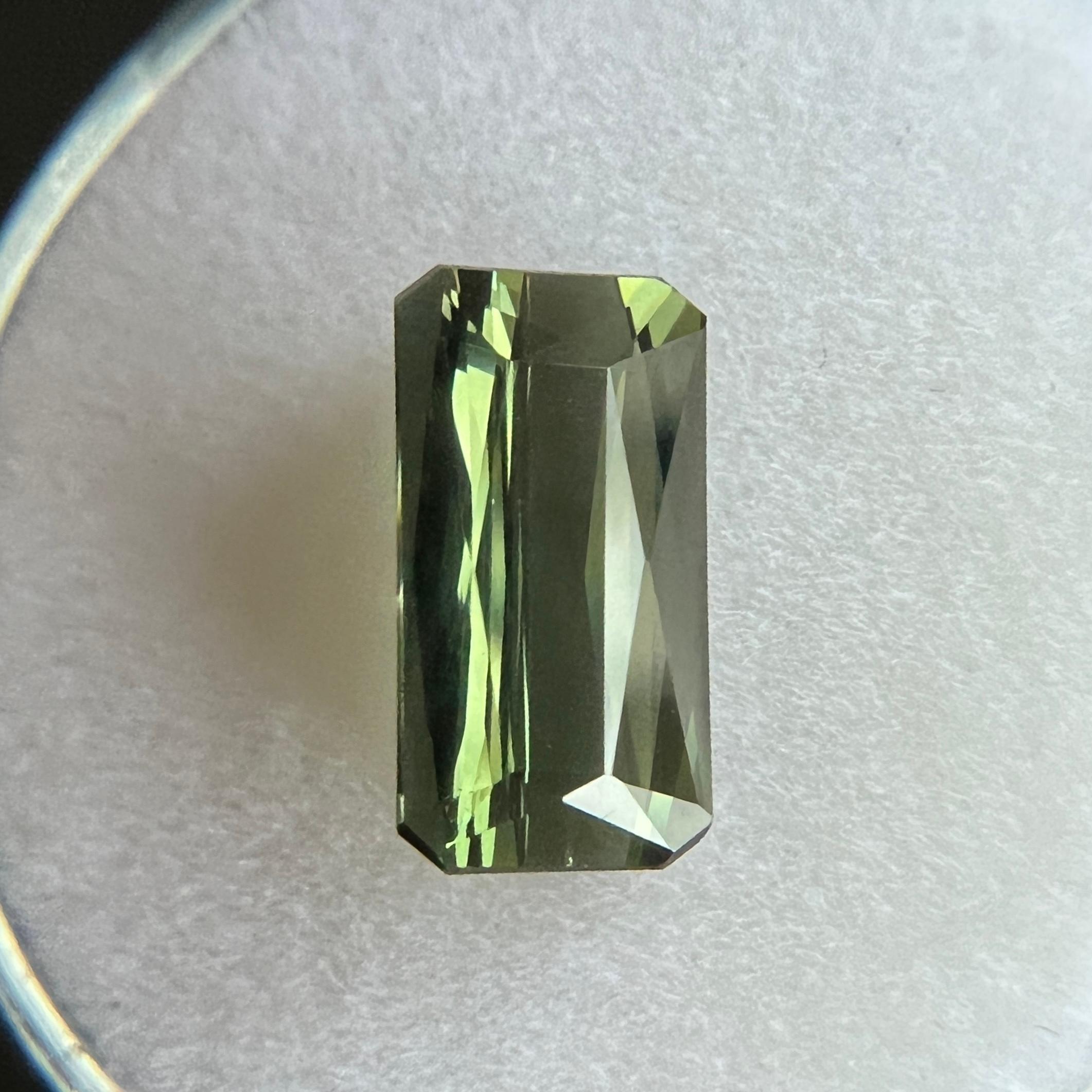 Taille émeraude Fine tourmaline vert vif de 2,33 carats, taille émeraude ciseau octogonale fantaisie en vente