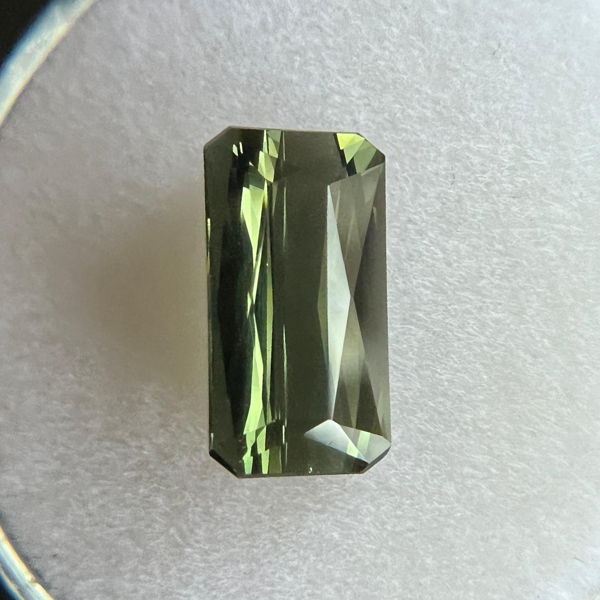 Fine tourmaline vert vif de 2,33 carats, taille émeraude ciseau octogonale fantaisie Neuf - En vente à Birmingham, GB