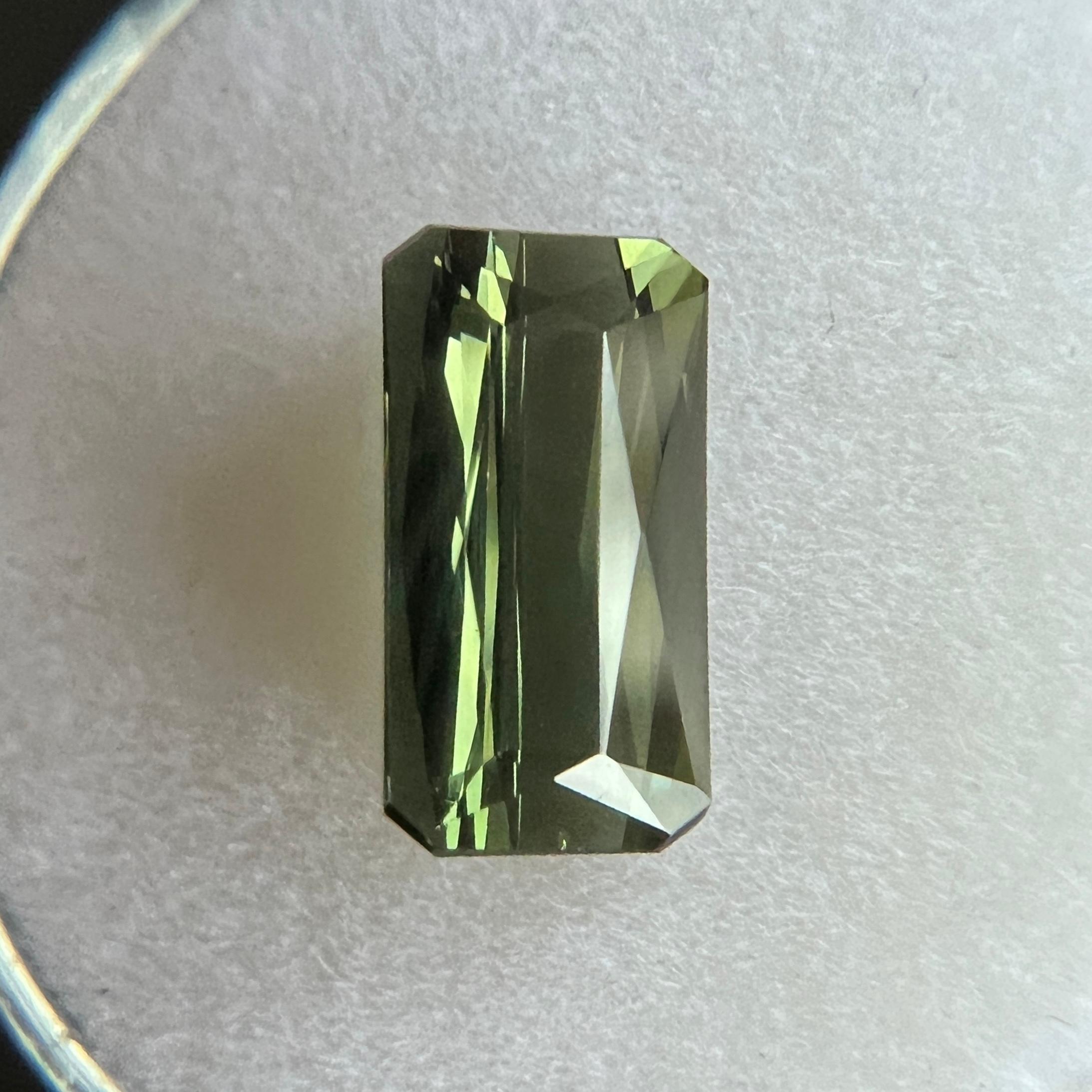 Fine tourmaline vert vif de 2,33 carats, taille émeraude ciseau octogonale fantaisie Unisexe en vente