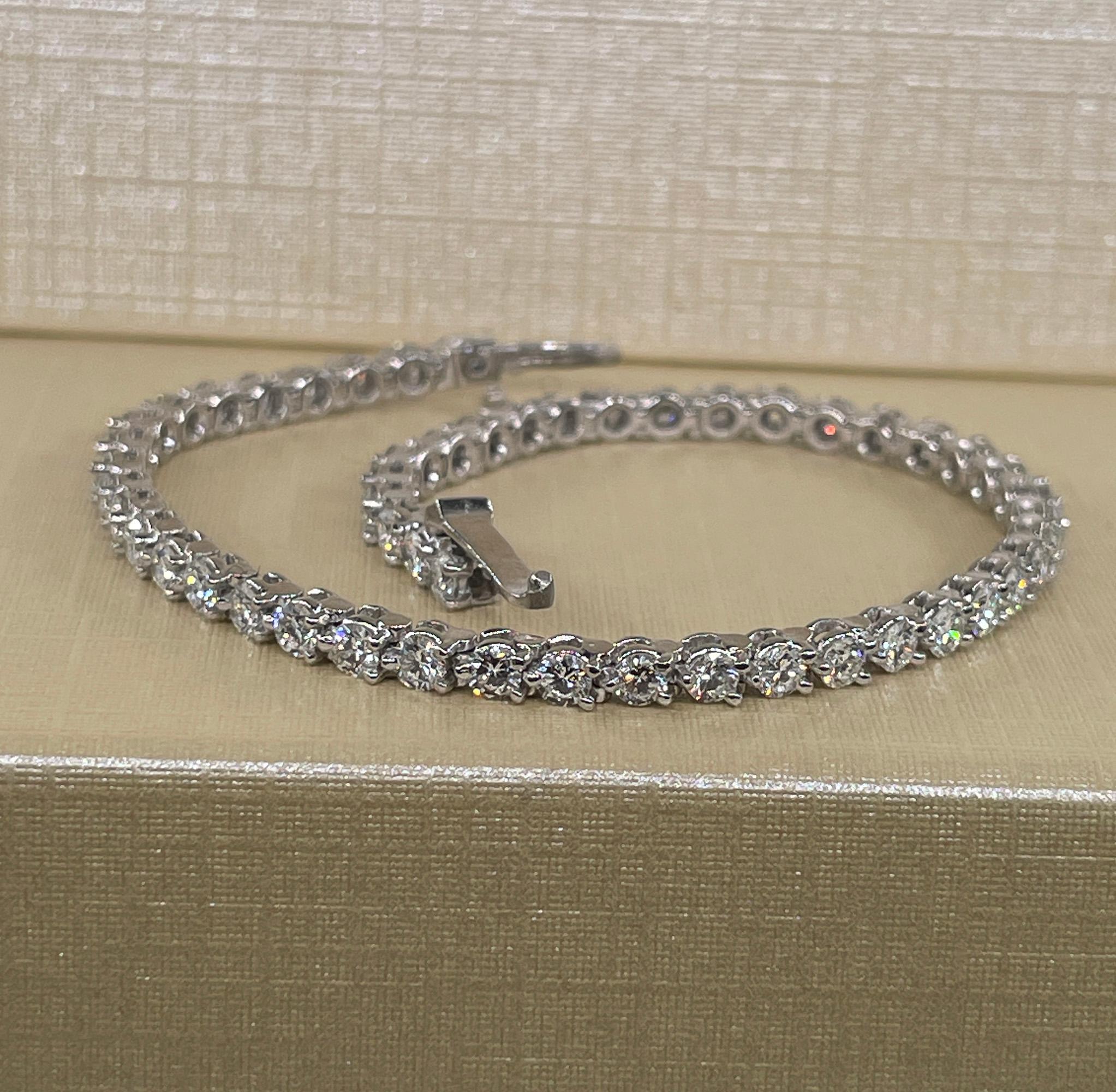 Feines 2,75 Karat natürliches rundes Diamant-Tennisarmband aus Platin mit 3 Zacken 6