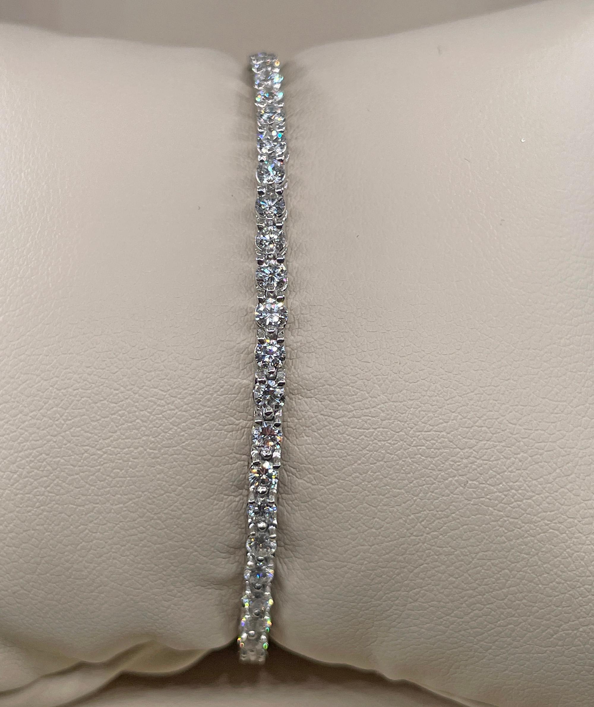 Feines 2,75 Karat natürliches rundes Diamant-Tennisarmband aus Platin mit 3 Zacken 7