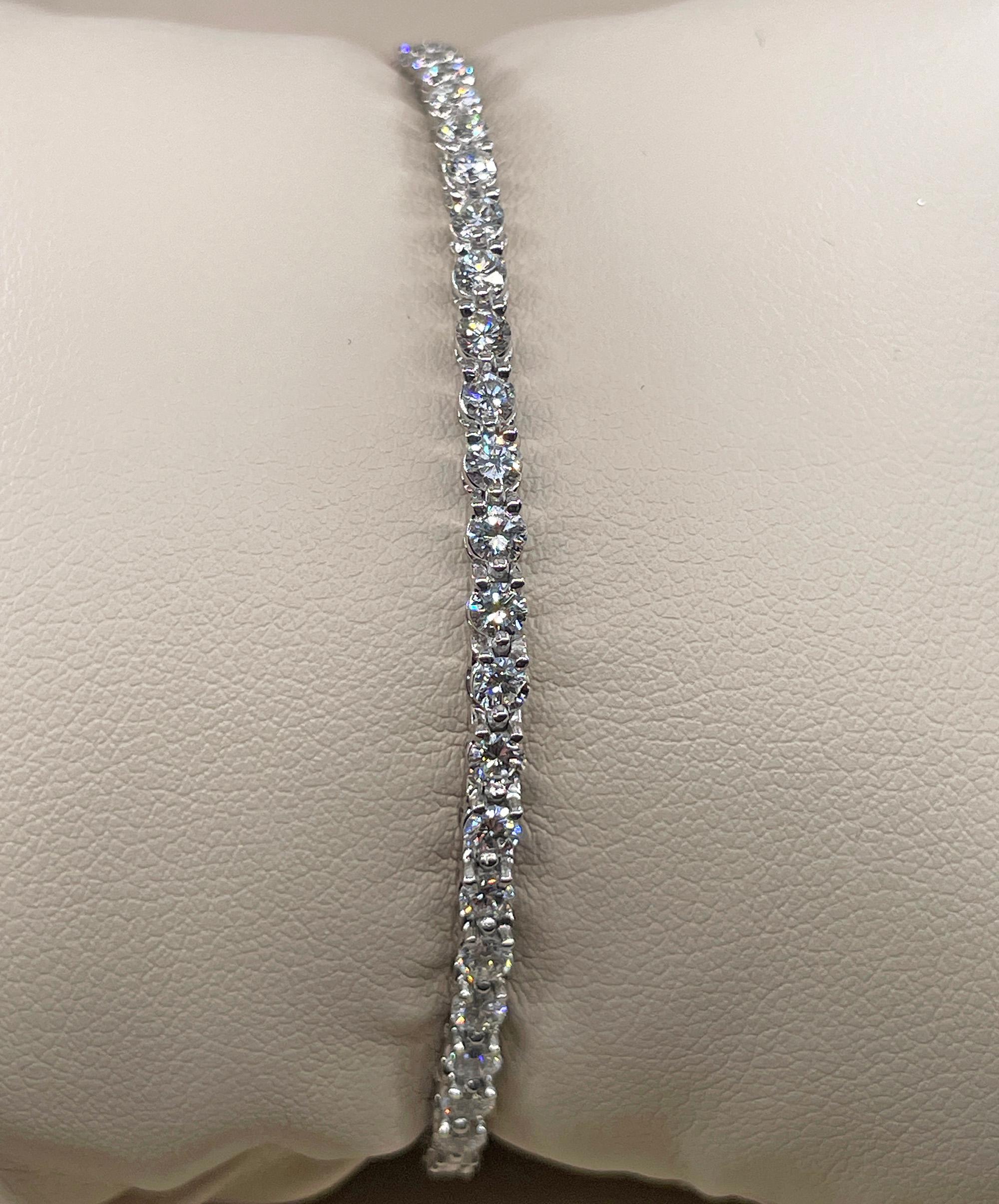 Feines 2,75 Karat natürliches rundes Diamant-Tennisarmband aus Platin mit 3 Zacken 8
