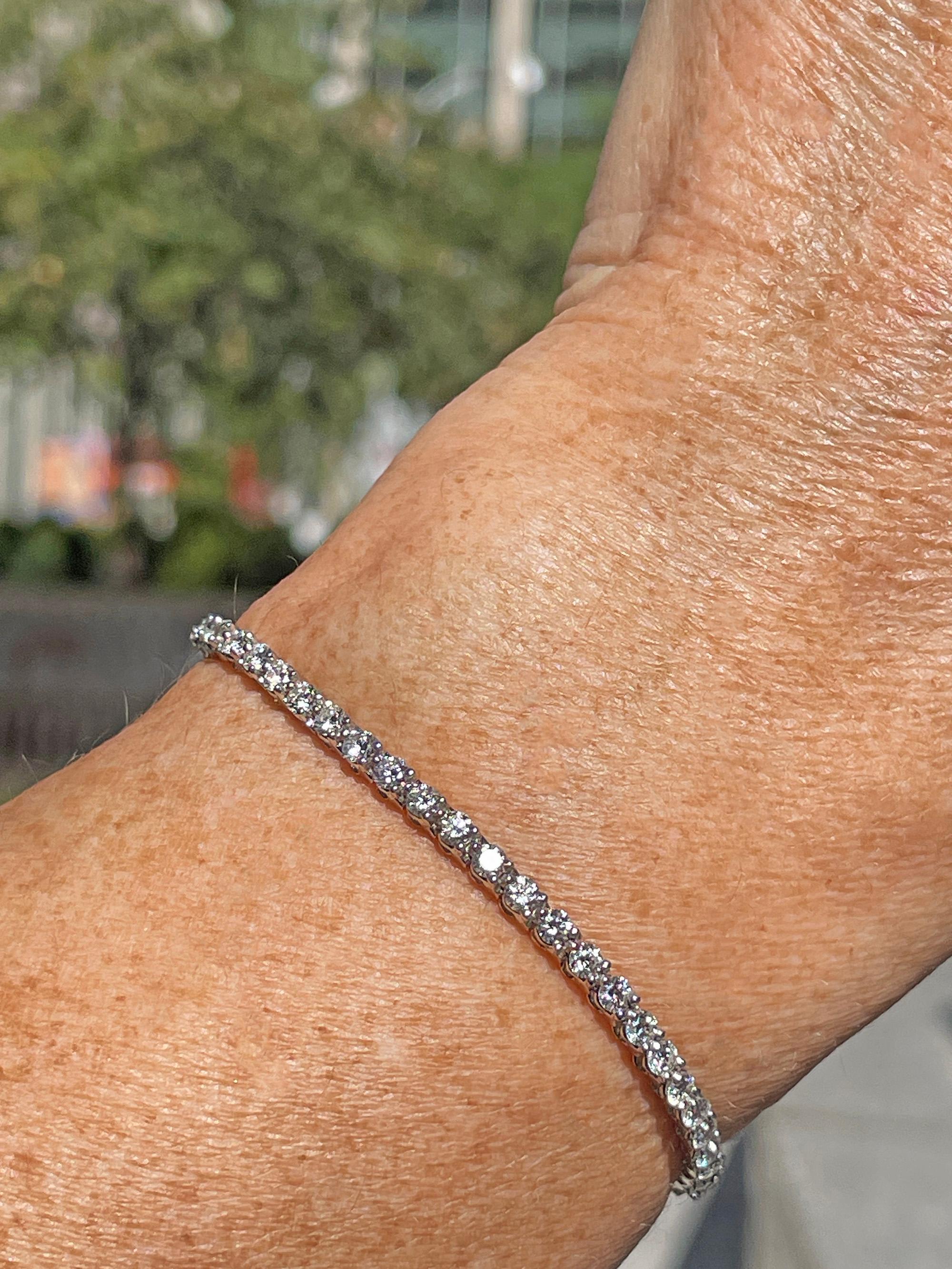 Feines 2,75 Karat natürliches rundes Diamant-Tennisarmband aus Platin mit 3 Zacken 11