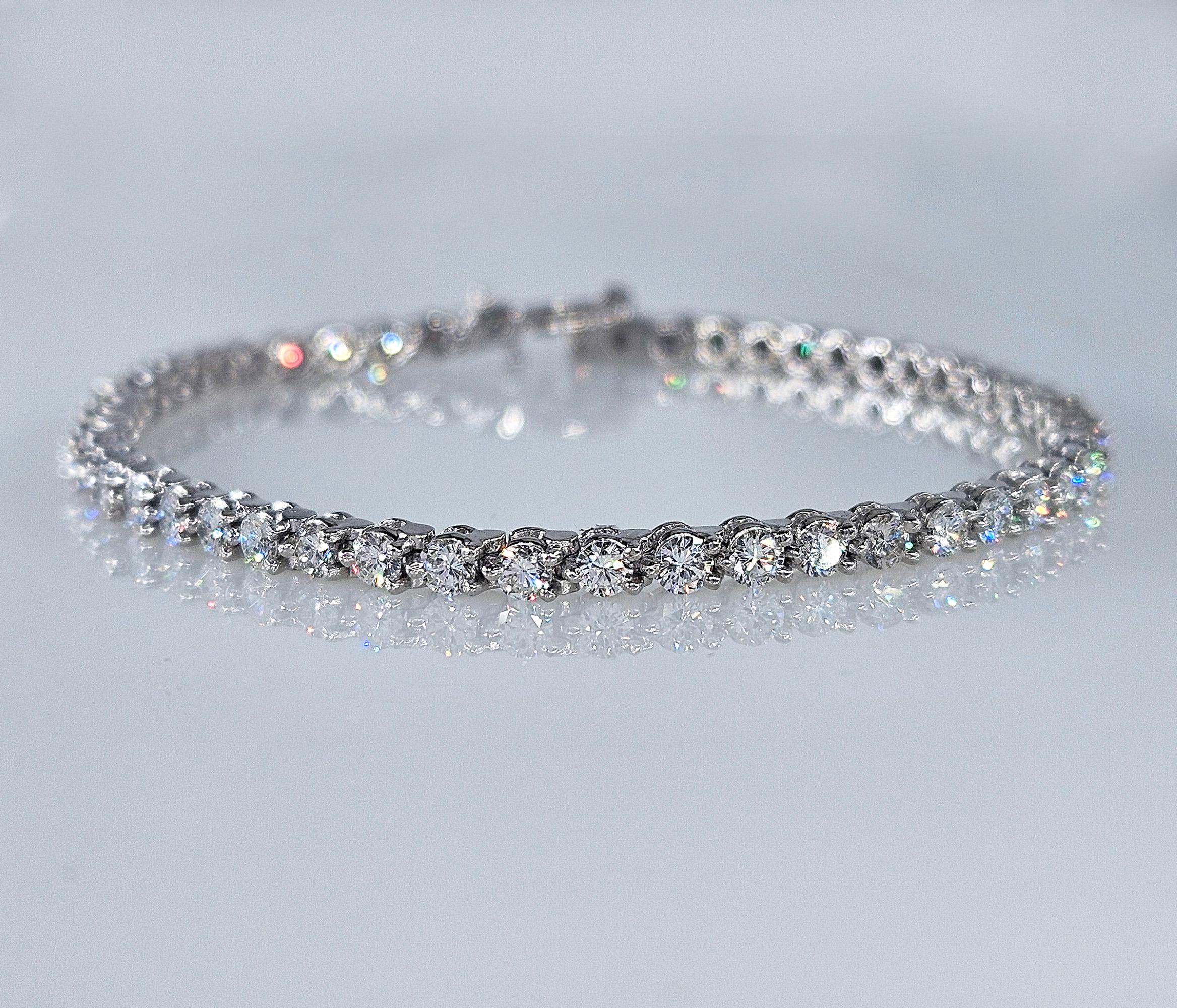 Estate Feine Qualität 2,75 Karat Natürliche Runde Diamant Tennis Linie Platin 3 Prong-Armband 

Dieses luxuriöse Tennisarmband aus Platin verleiht Ihrem Alltag einen Hauch von Stil. Mit seinen hochwertigen Diamanten und seiner tadellosen