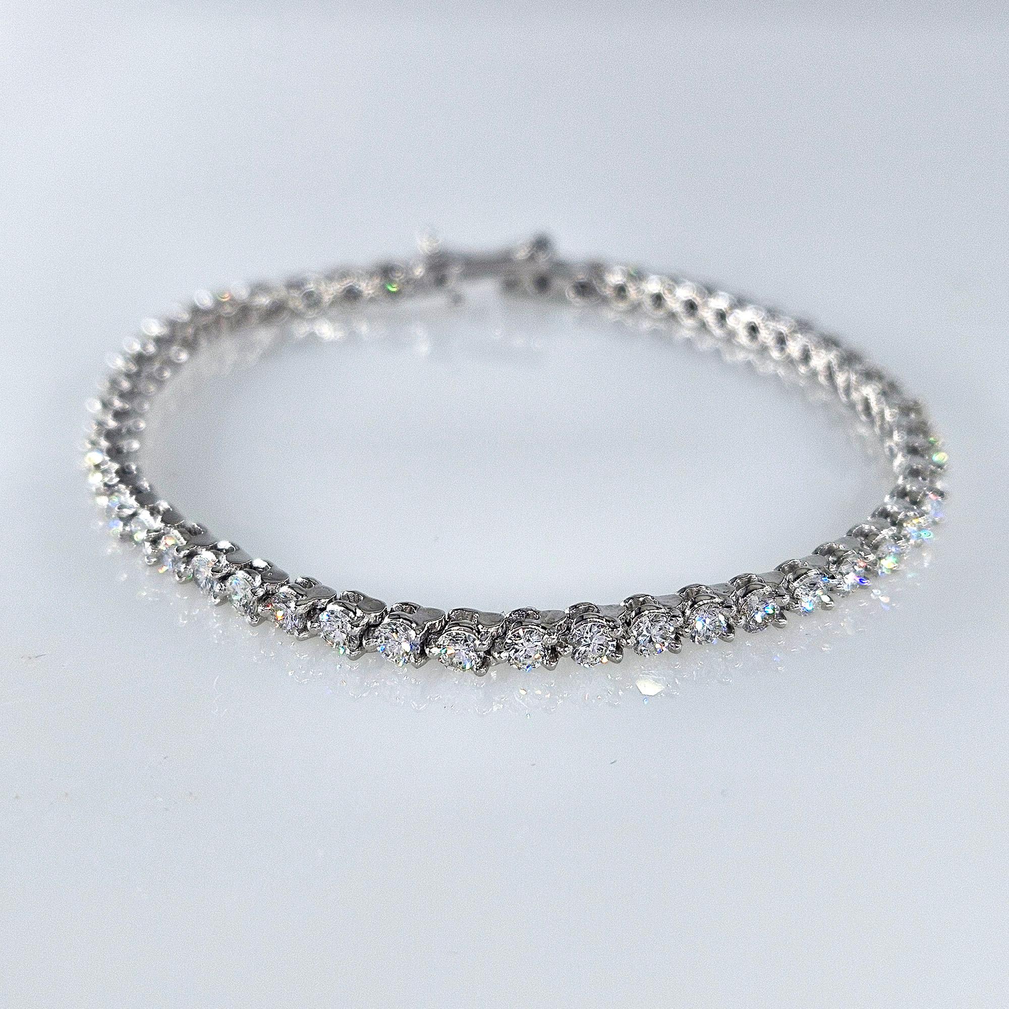Feines 2,75 Karat natürliches rundes Diamant-Tennisarmband aus Platin mit 3 Zacken (Rundschliff)