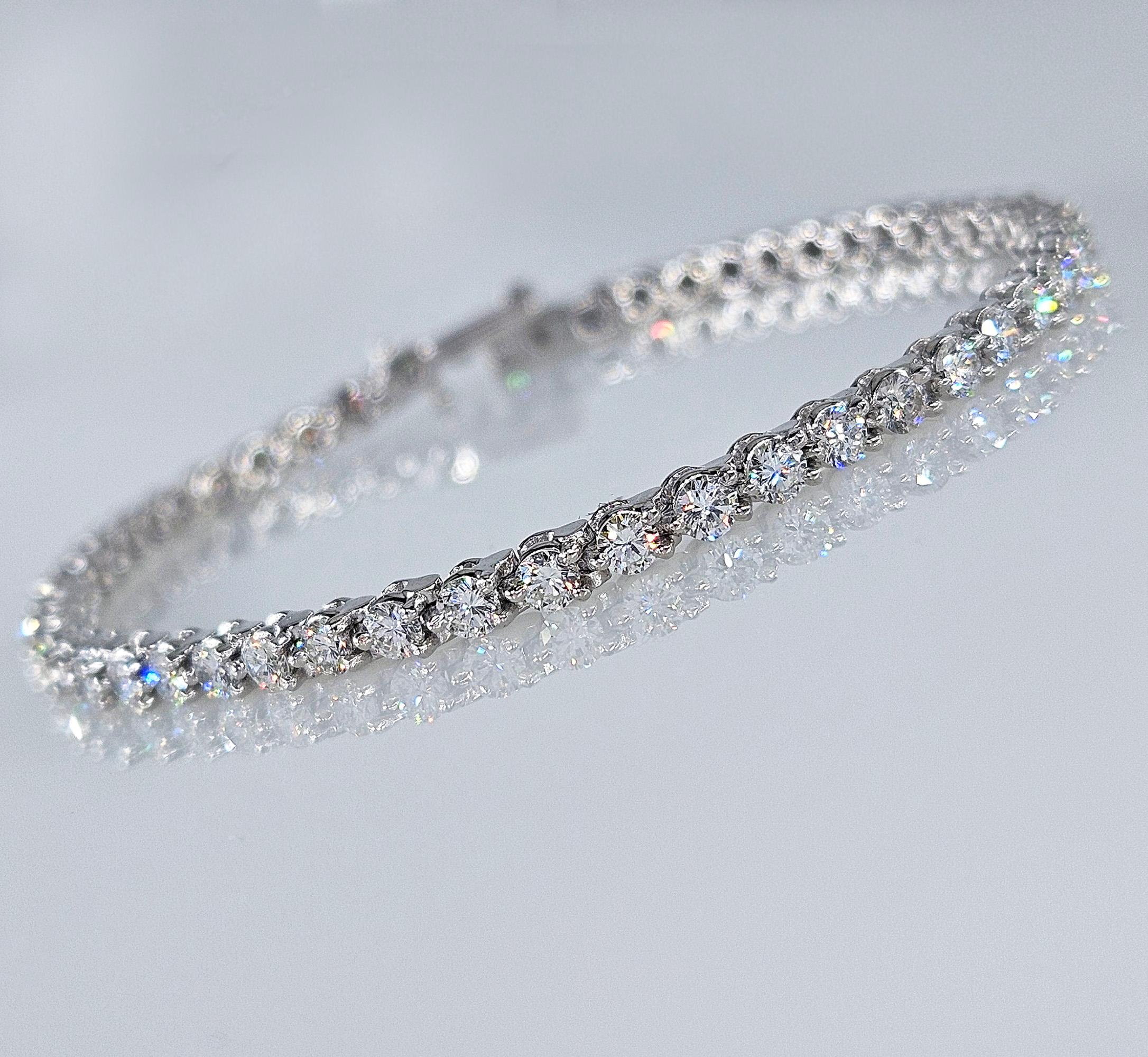 Feines 2,75 Karat natürliches rundes Diamant-Tennisarmband aus Platin mit 3 Zacken im Zustand „Gut“ in New York, NY