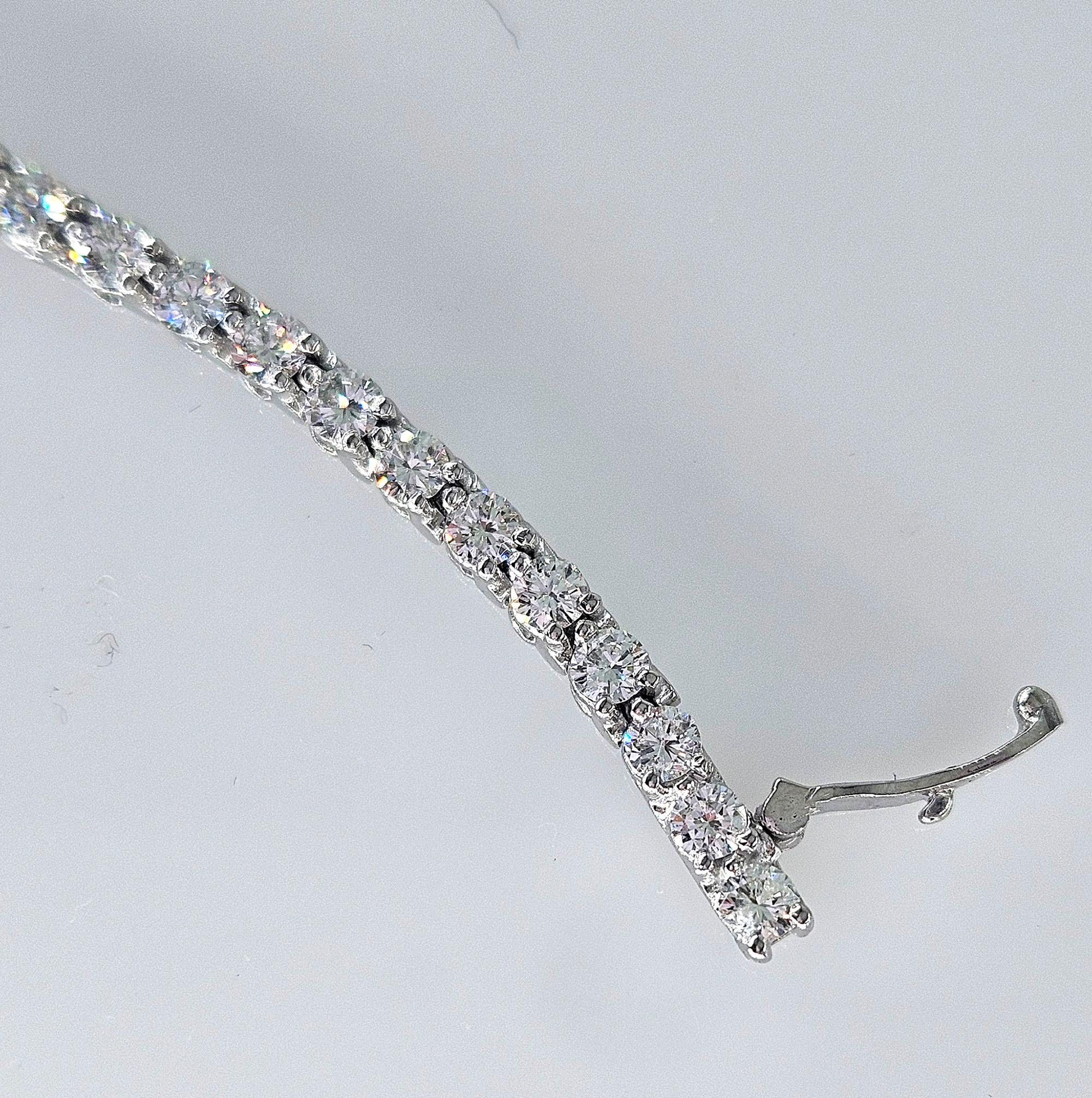 Feines 2,75 Karat natürliches rundes Diamant-Tennisarmband aus Platin mit 3 Zacken 2