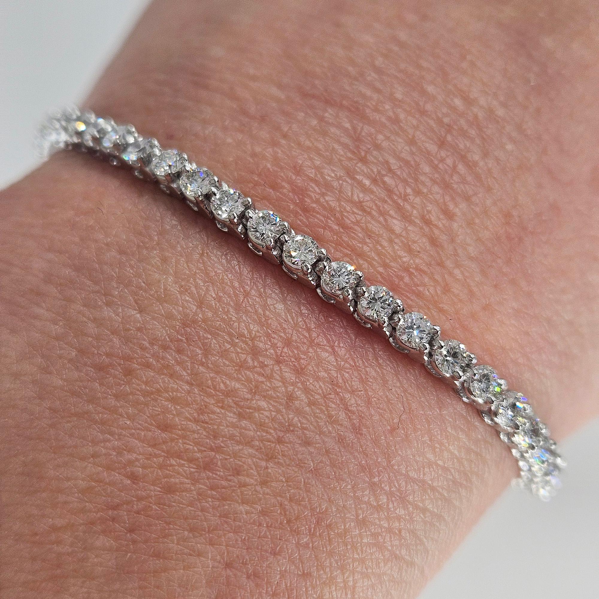Feines 2,75 Karat natürliches rundes Diamant-Tennisarmband aus Platin mit 3 Zacken 4