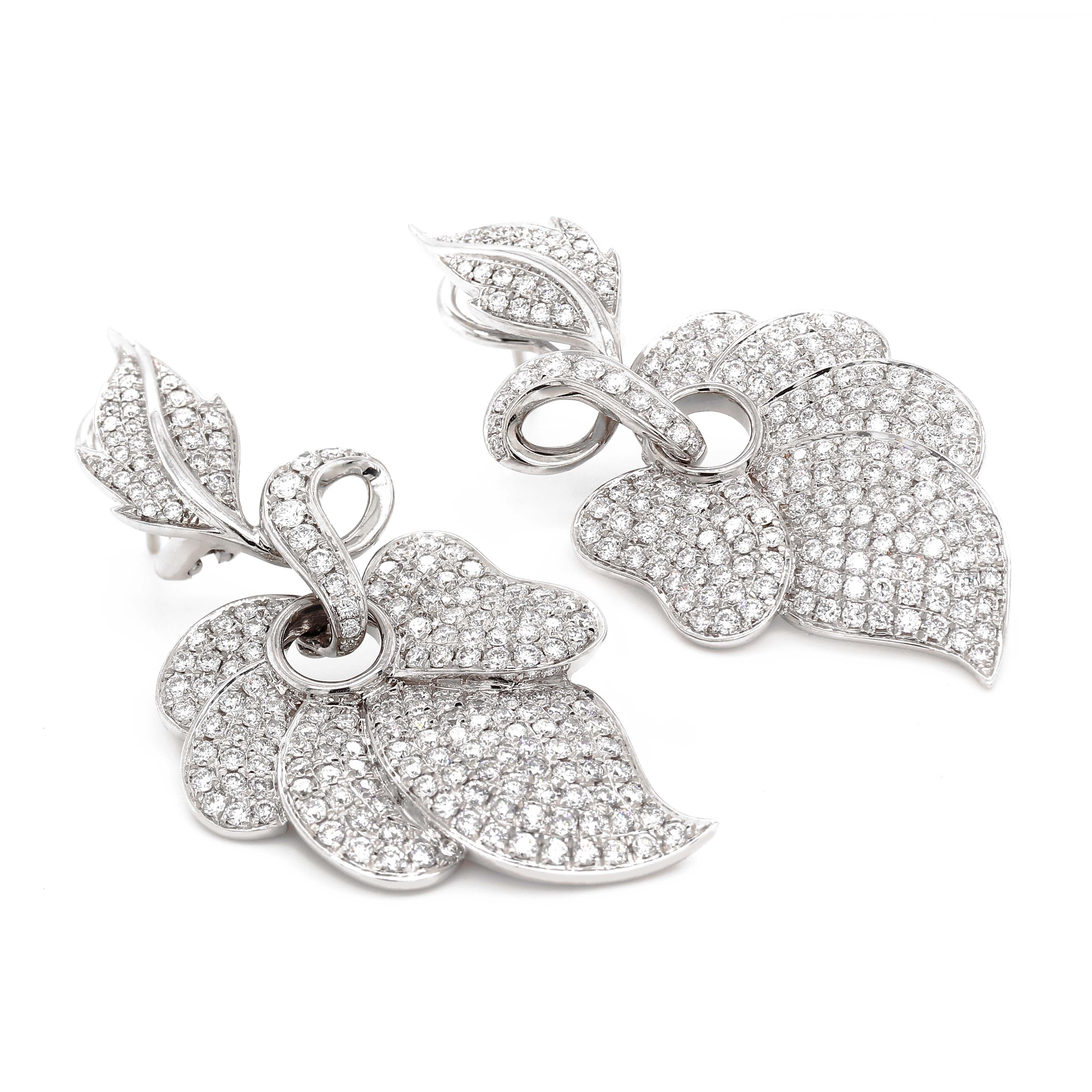 Earrings containing 376 round brilliant cut diamonds of about 2.95 carats with a clarity of VS and color G. All diamonds are set in 18k white gold earrings. The total weight of the earrings is approximately 16.00 grams.