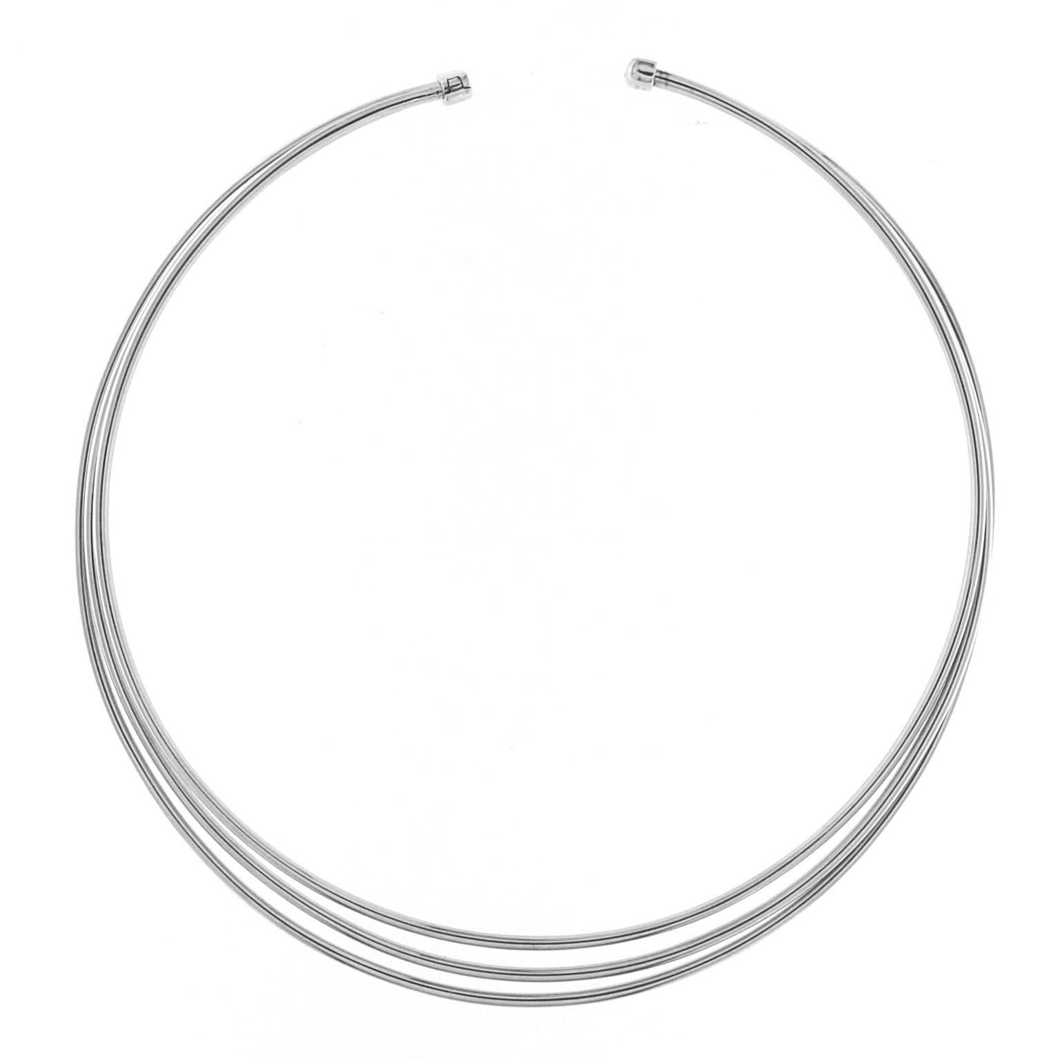 Chocker flexible very thin to which you can hang any pendant, essential line, its incredible flexibility allows it to be worn twisting by the only opening of the closure on the back
The total weight of the gold is GR 25,10

Stamp 10 MI 750

