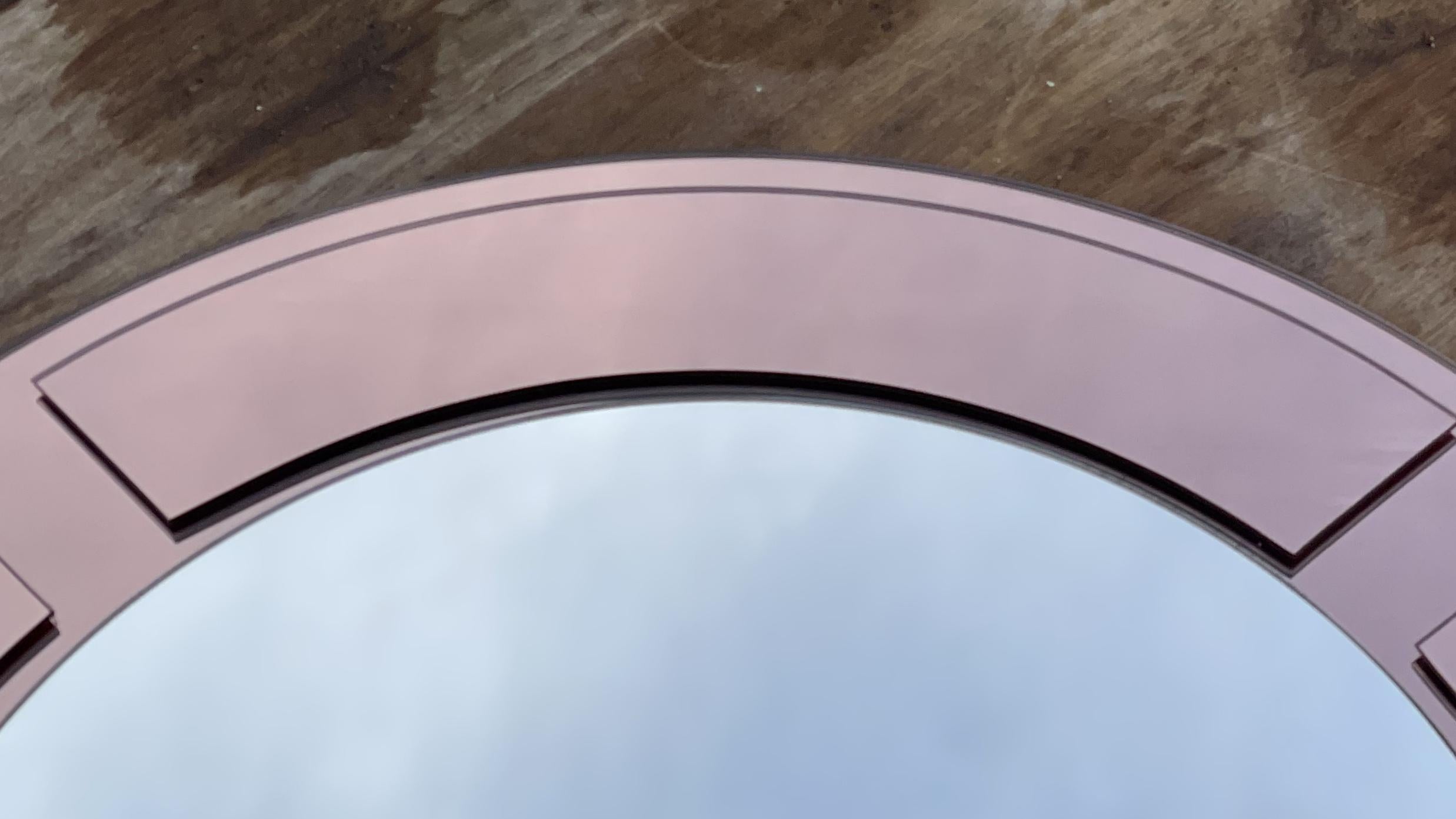 Vetro Specchio da parete con cornice in vetro 3D Art Deco Mirror in vetro ambra/pesca con cornice rotonda in vendita