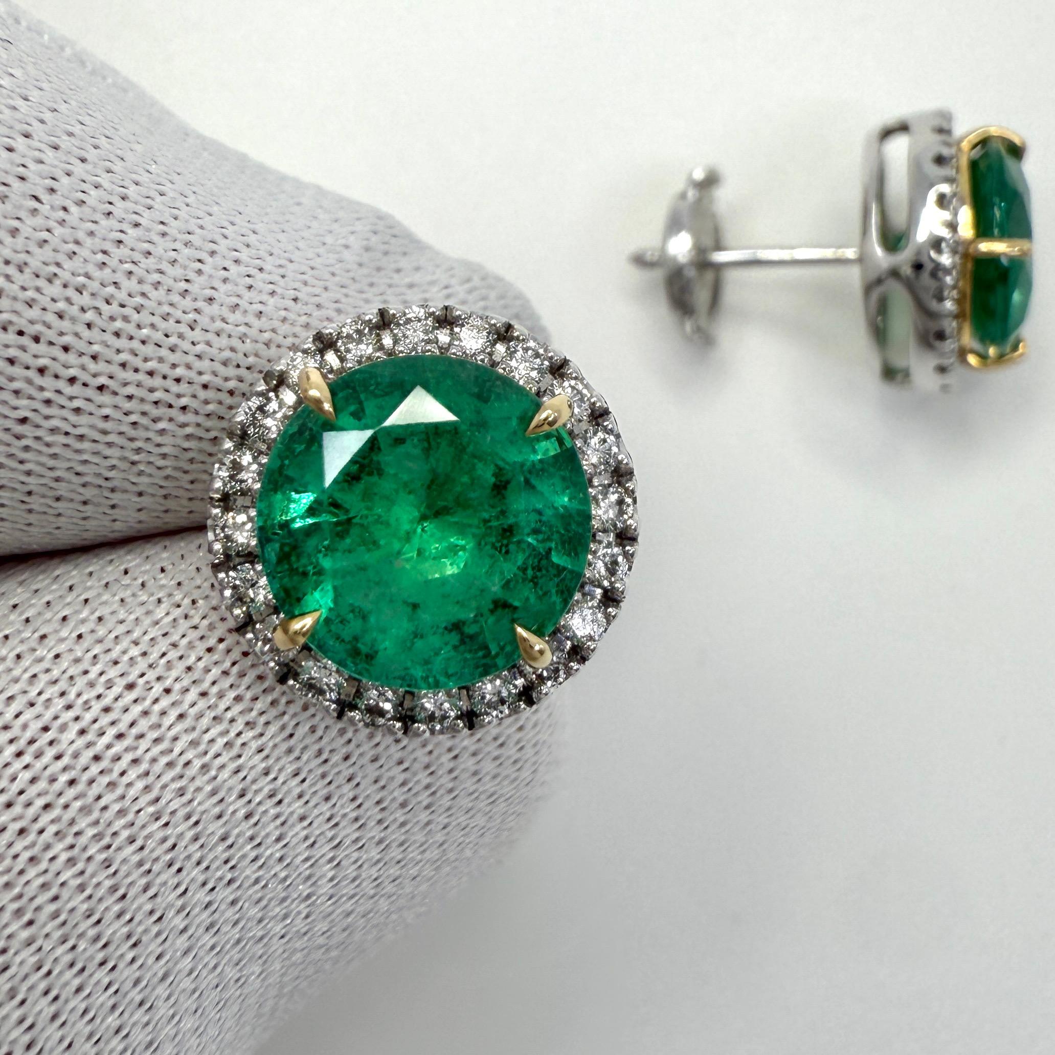 Smeraldo verde vivo certificato GIA e diamante in oro bianco e giallo 18 carati per orecchini a cerchio. 
4,57 Peso totale dei carati.

Questi orecchini presentano due smeraldi naturali dal colore verde intenso e dall'eccellente taglio rotondo di
