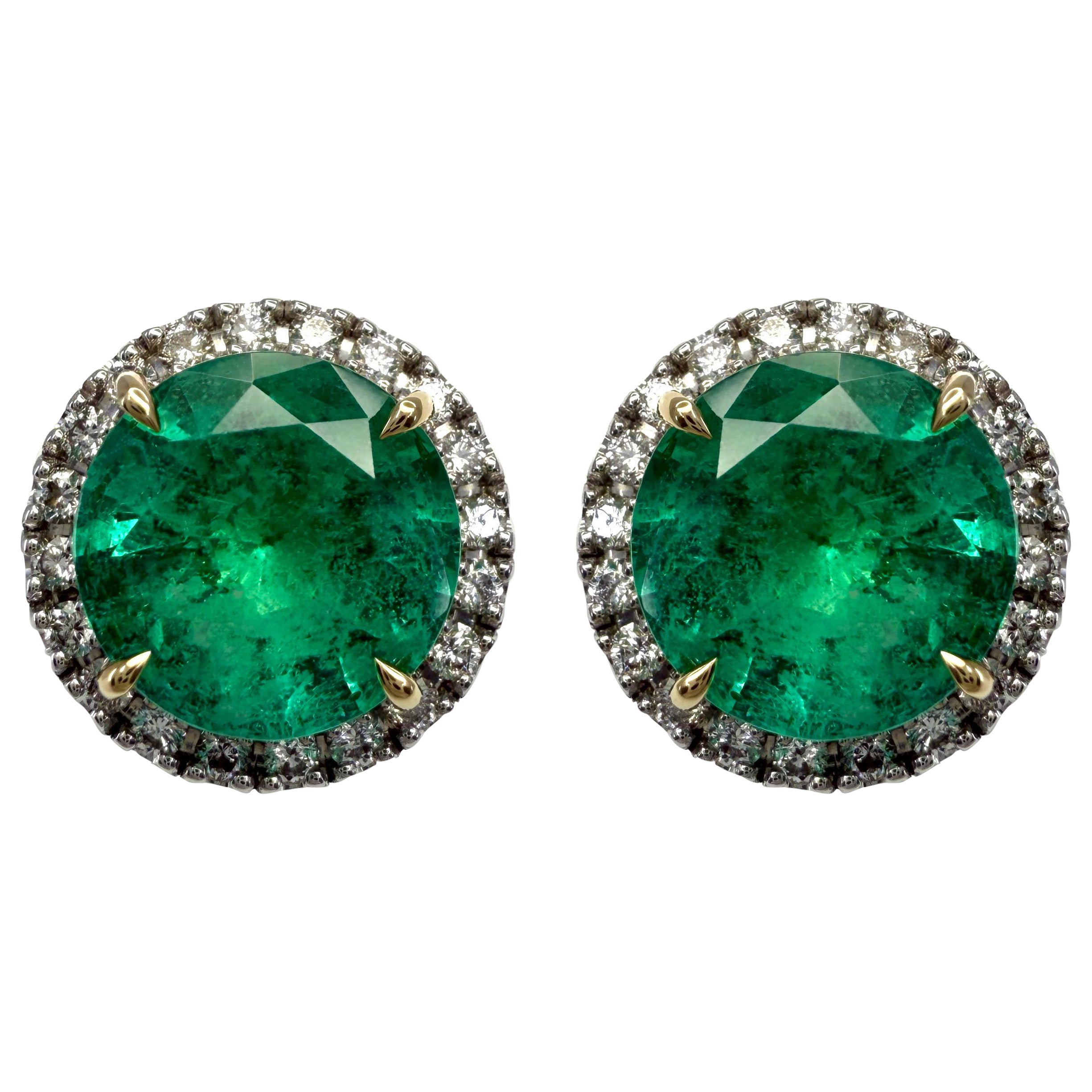 Boucles d
oreilles en or de 4,57ct certifiées par la GIA et composées d
émeraudes vertes et de diamants.