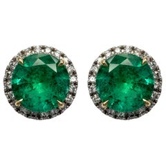 Boucles d
oreilles en or de 4,57ct certifiées par la GIA et composées d
émeraudes vertes et de diamants.