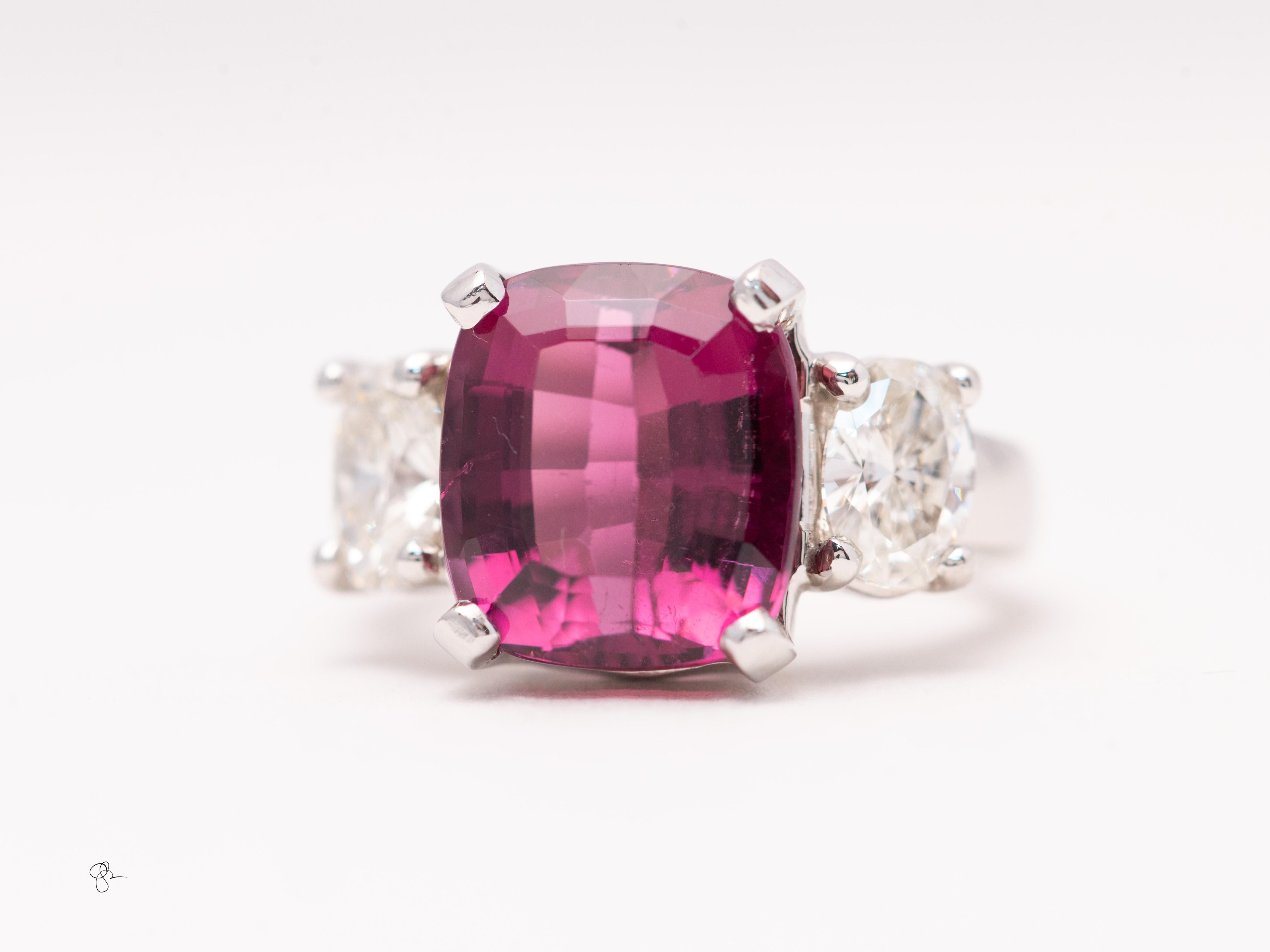 Taille coussin Bague à trois pierres en platine avec tourmaline rose de 6,27 carats et diamant en vente
