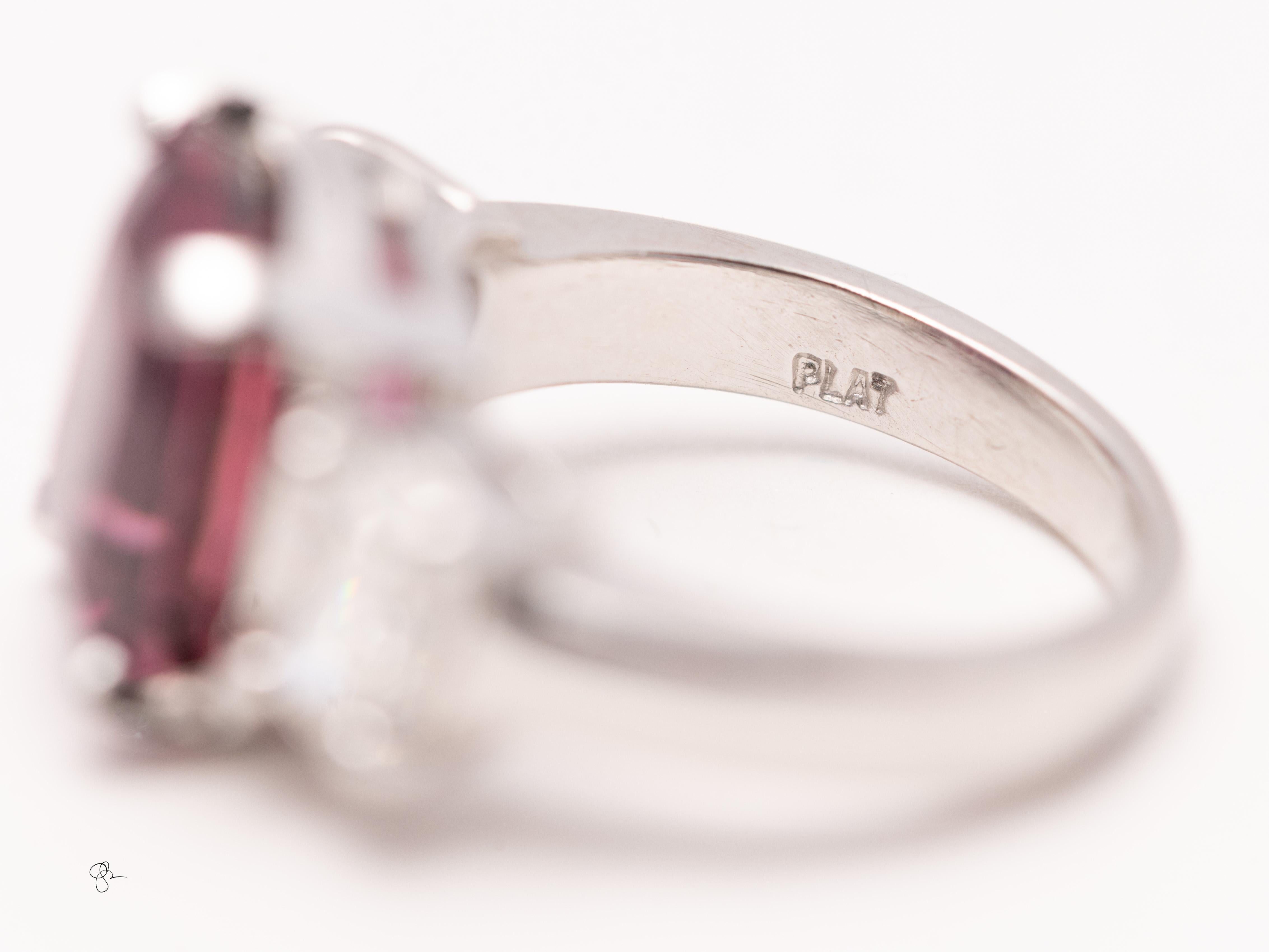 Bague à trois pierres en platine avec tourmaline rose de 6,27 carats et diamant Bon état - En vente à Tucson, AZ