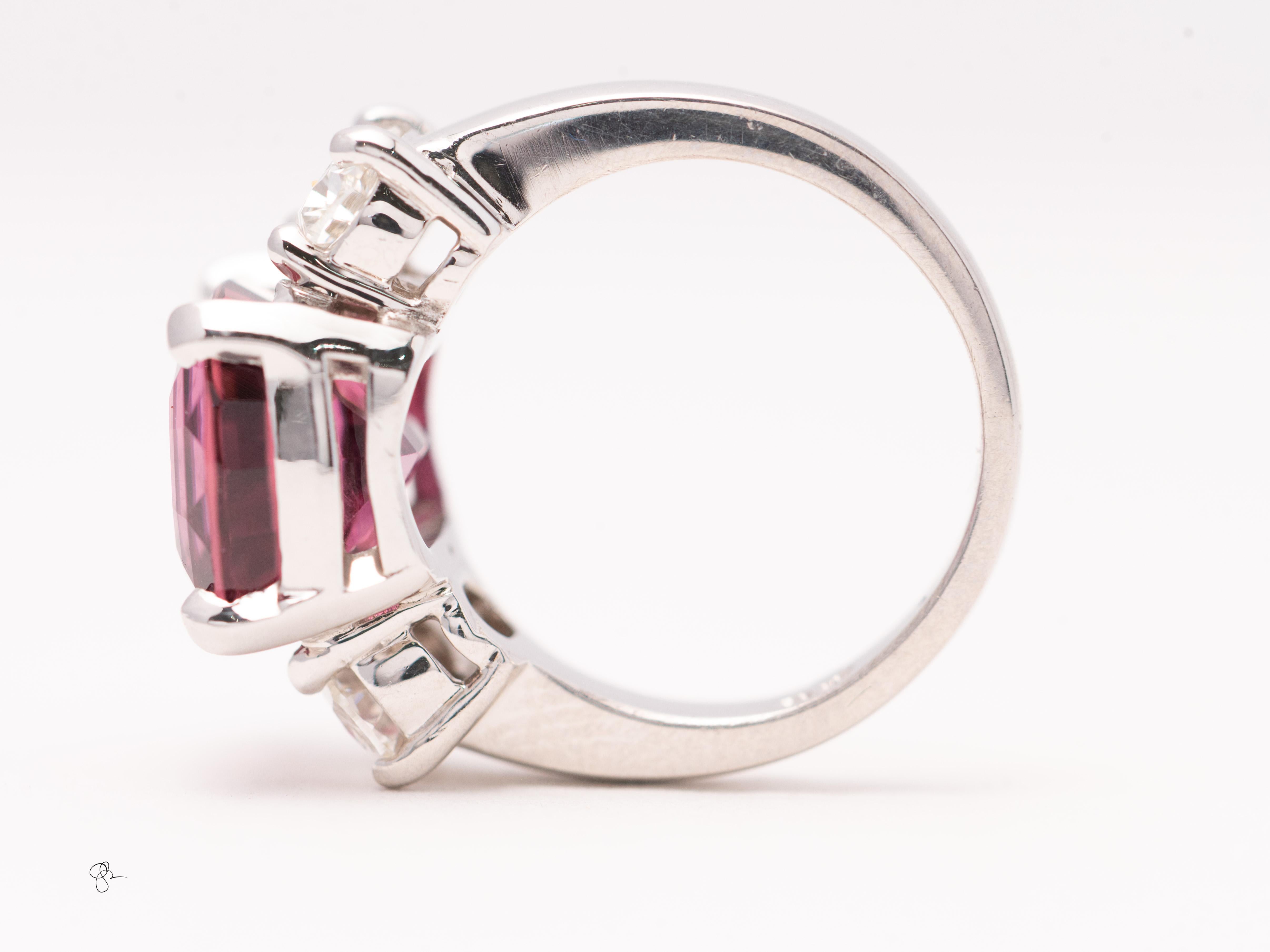 Bague à trois pierres en platine avec tourmaline rose de 6,27 carats et diamant Unisexe en vente