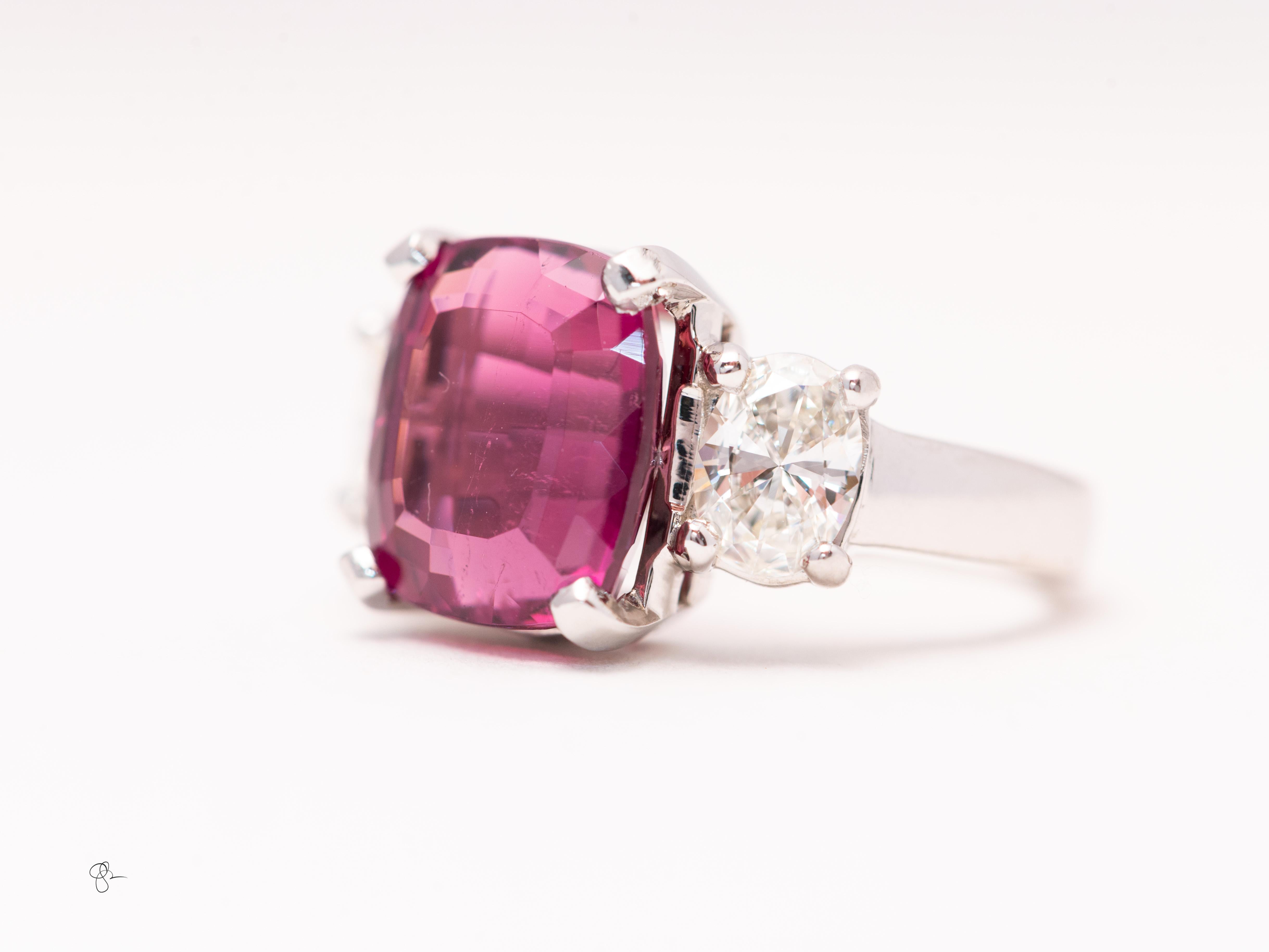 Bague à trois pierres en platine avec tourmaline rose de 6,27 carats et diamant en vente 1