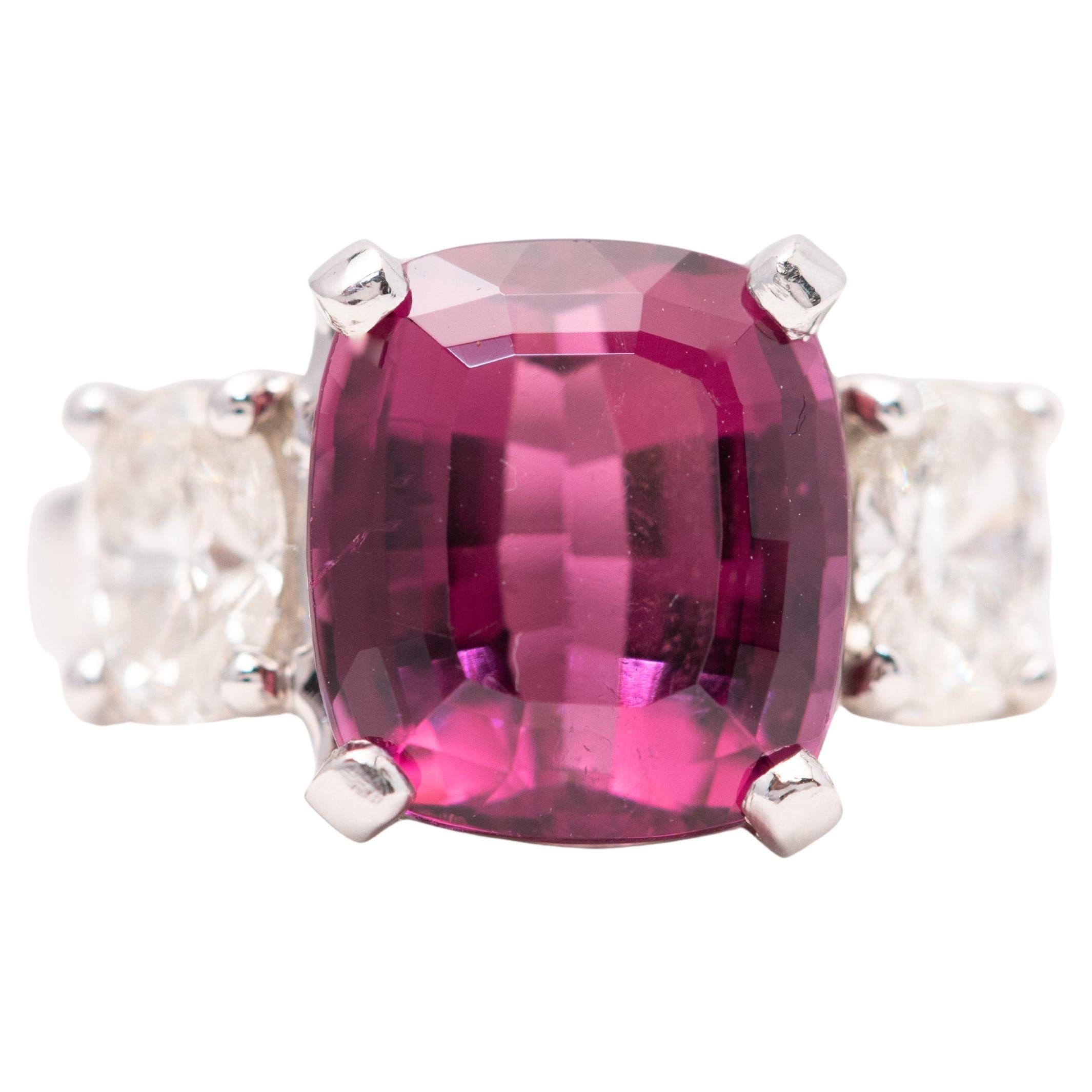 Raffinato anello a tre pietre con tormalina rosa e diamanti da 6,27 carati in platino